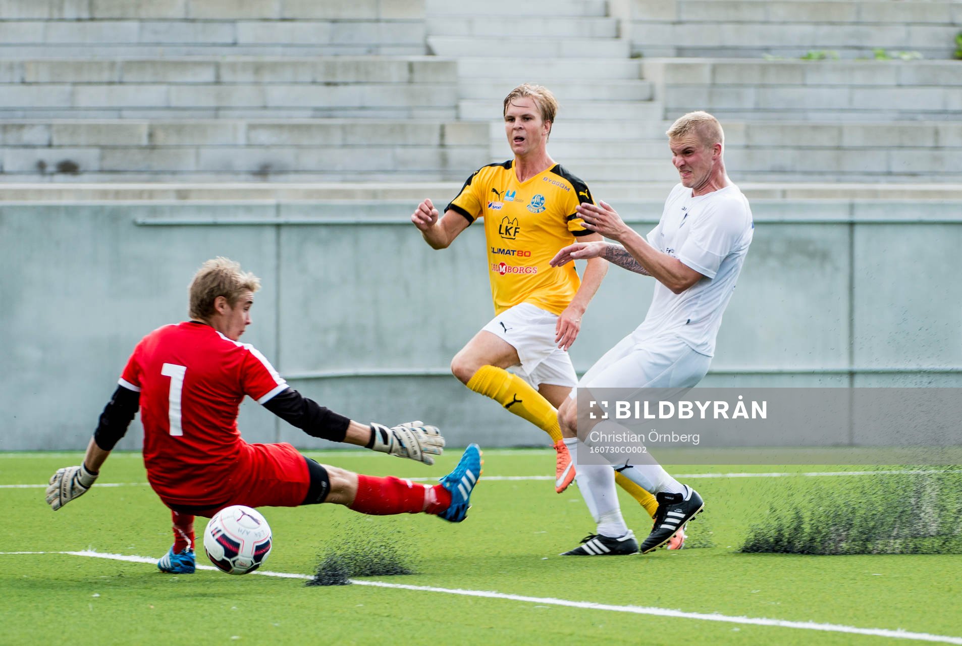 Lunds Victor Wernersson gör 2-0 på Malmös målvakt