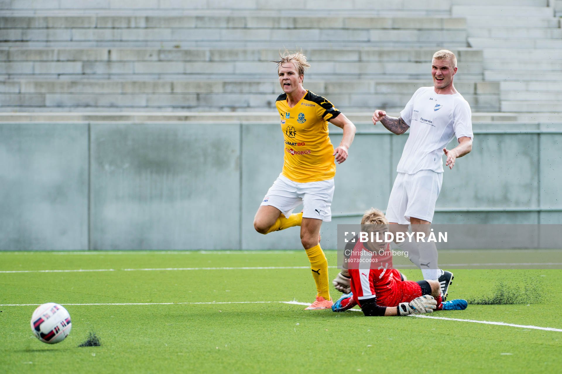 Lunds Victor Wernersson gör 2-0 på Malmös målvakt Henrik Bäckström under fotbollsmatchen i Division 2 Södra Götaland mellan Lund och IFK Malmö den 30 juli 2016 i Lund.
