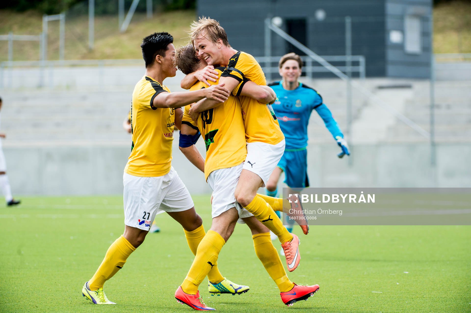 Lunds Victor Wernersson jublar åt 2-0 med lagkamraterna