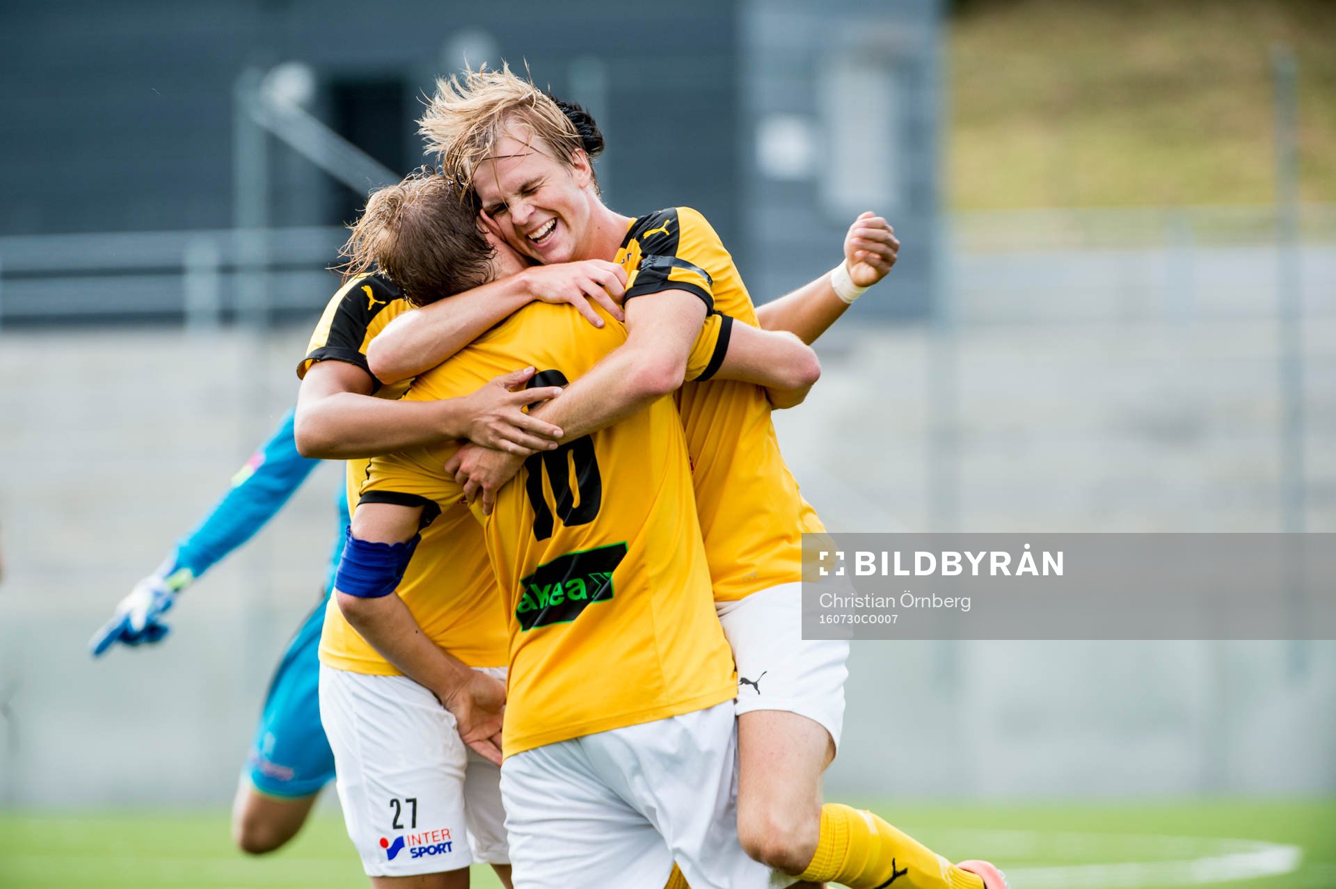 Lunds Victor Wernersson jublar åt 2-0 med lagkamraterna