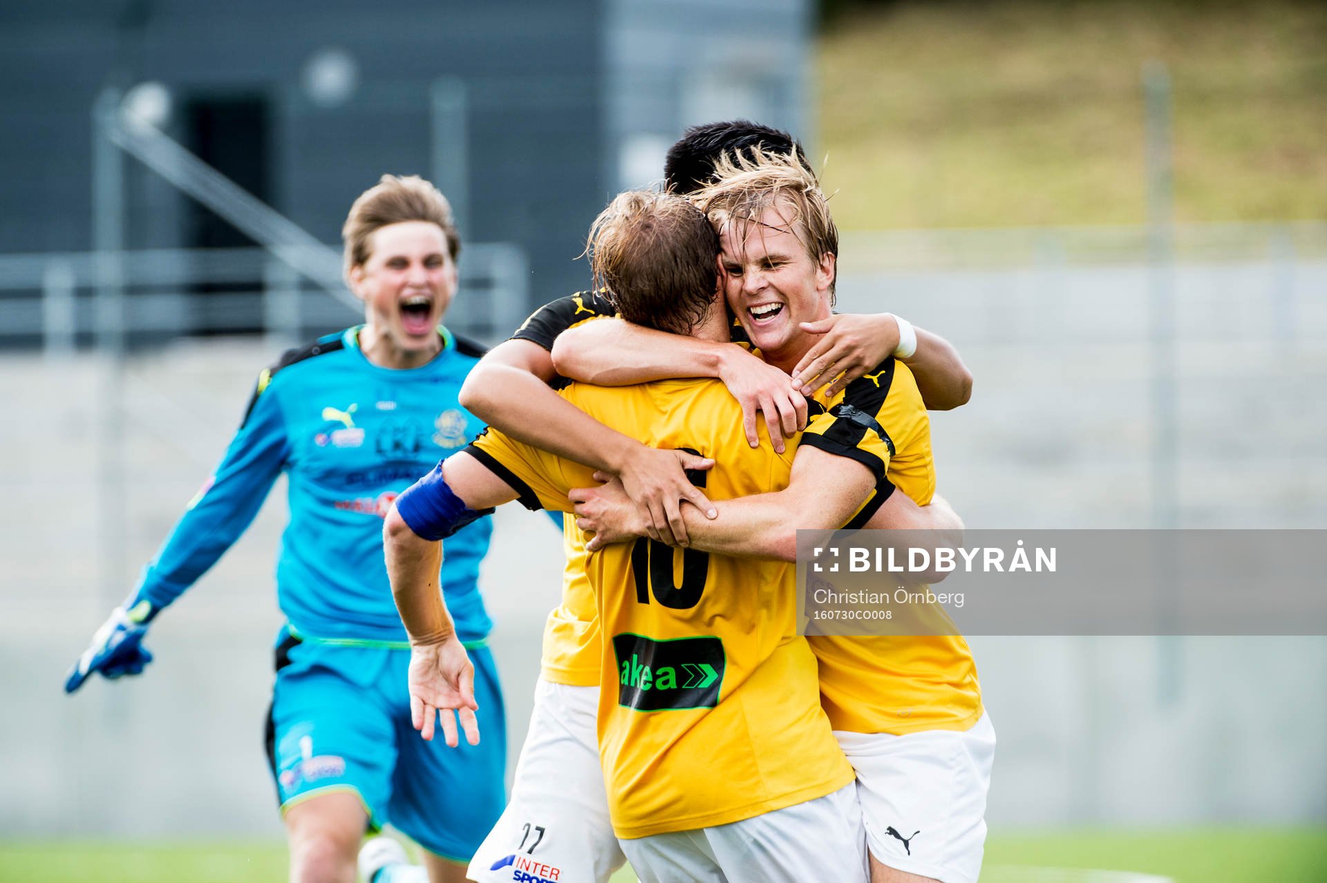 Lunds Victor Wernersson jublar åt 2-0 med lagkamraterna