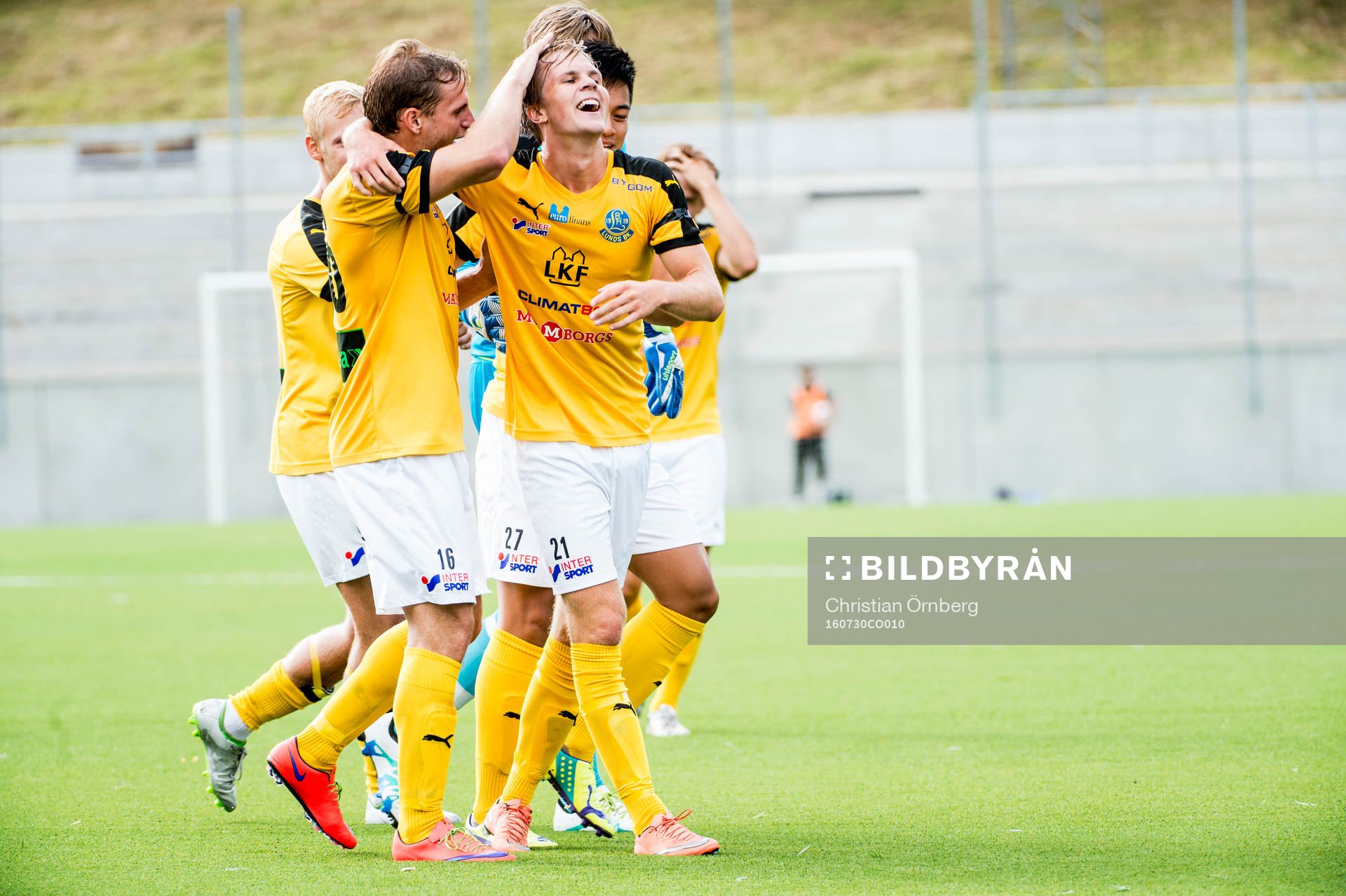 Lunds Victor Wernersson jublar åt 2-0 med lagkamraterna under fotbollsmatchen i Division 2 Södra Götaland mellan Lund och IFK Malmö den 30 juli 2016 i Lund.