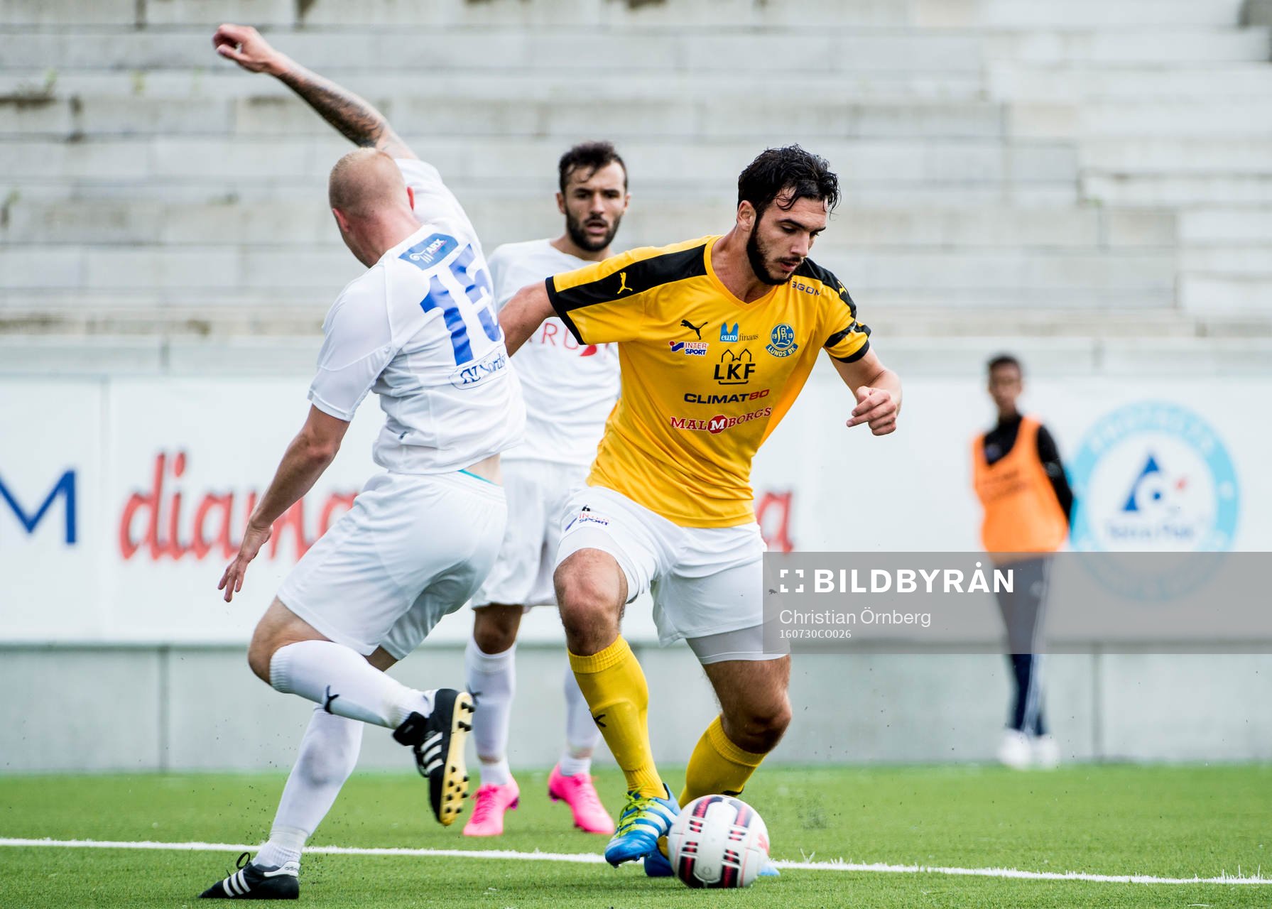 Lunds Faton Trstena mot Malmös Martin Holm under fotbollsmatchen i Division 2 Södra Götaland mellan Lund och IFK Malmö den 30 juli 2016 i Lund.