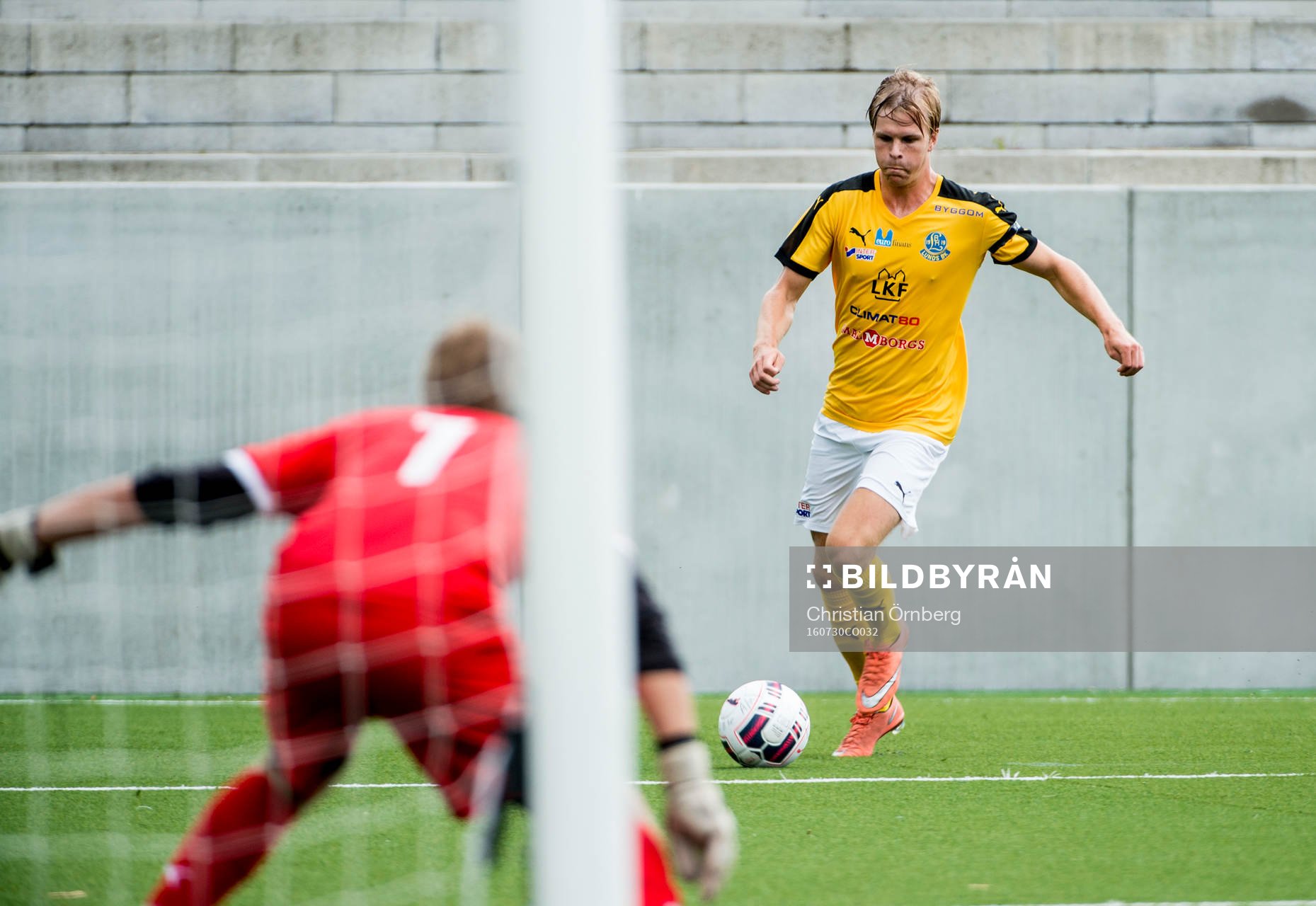 Lunds Victor Wernersson mot Malmös målvakt Henrik Bäckström under fotbollsmatchen i Division 2 Södra Götaland mellan Lund och IFK Malmö den 30 juli 2016 i Lund.