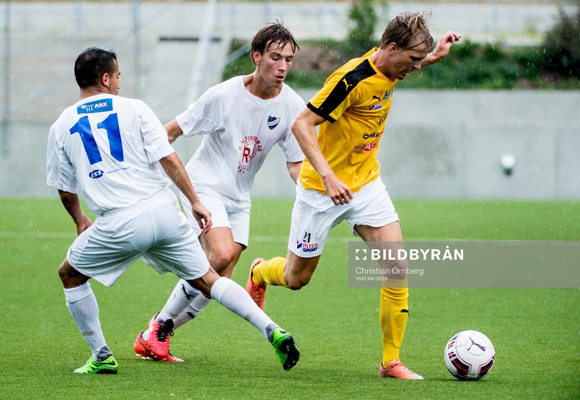 Lunds Victor Wernersson mot Malmös Mohammad El-Kayed och Max Nordlinder under fotbollsmatchen i Division 2 Södra Götaland mellan Lund och IFK Malmö den 30 juli 2016 i Lund.