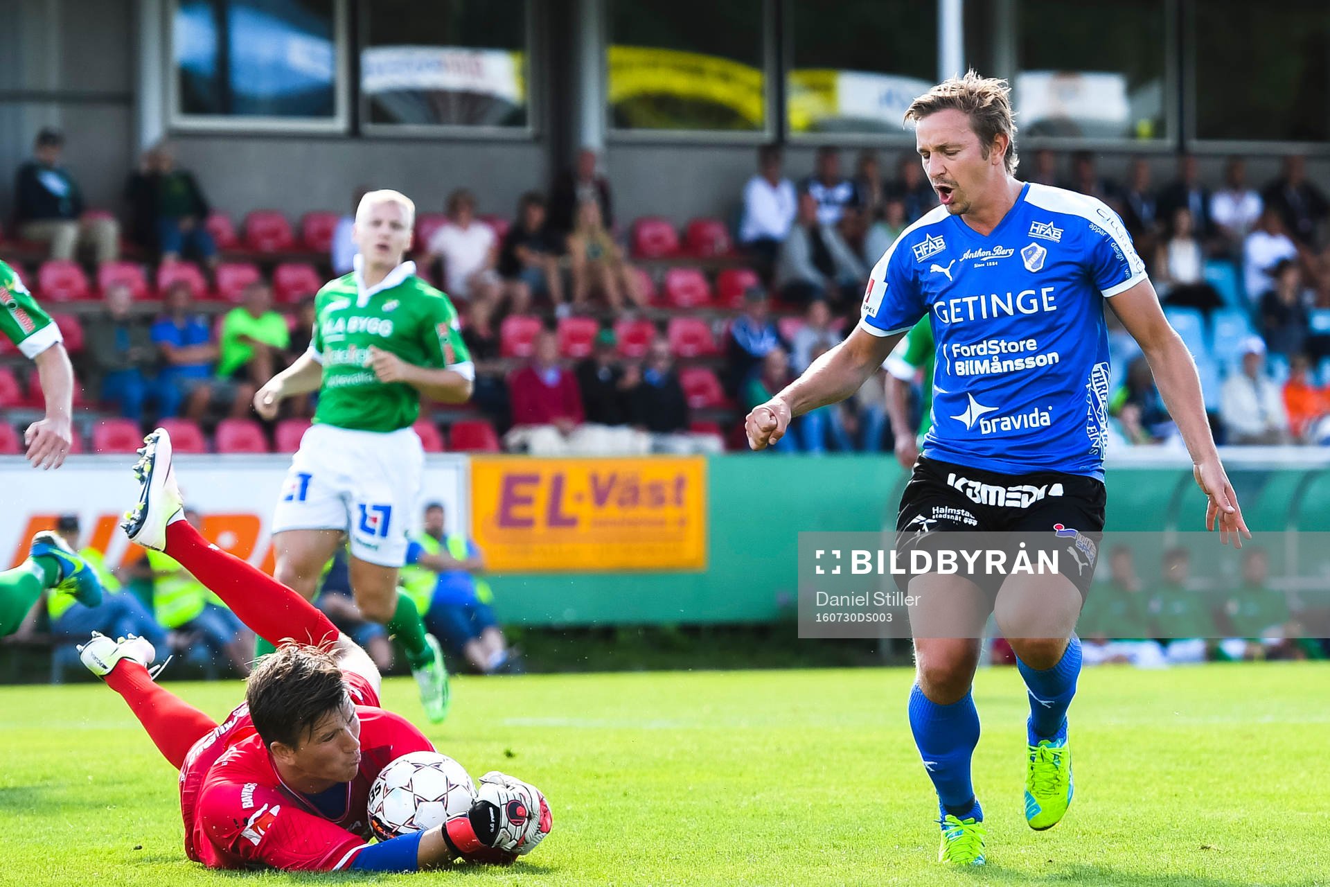 Ljungskiles målvakt August Strömberg räddar skott