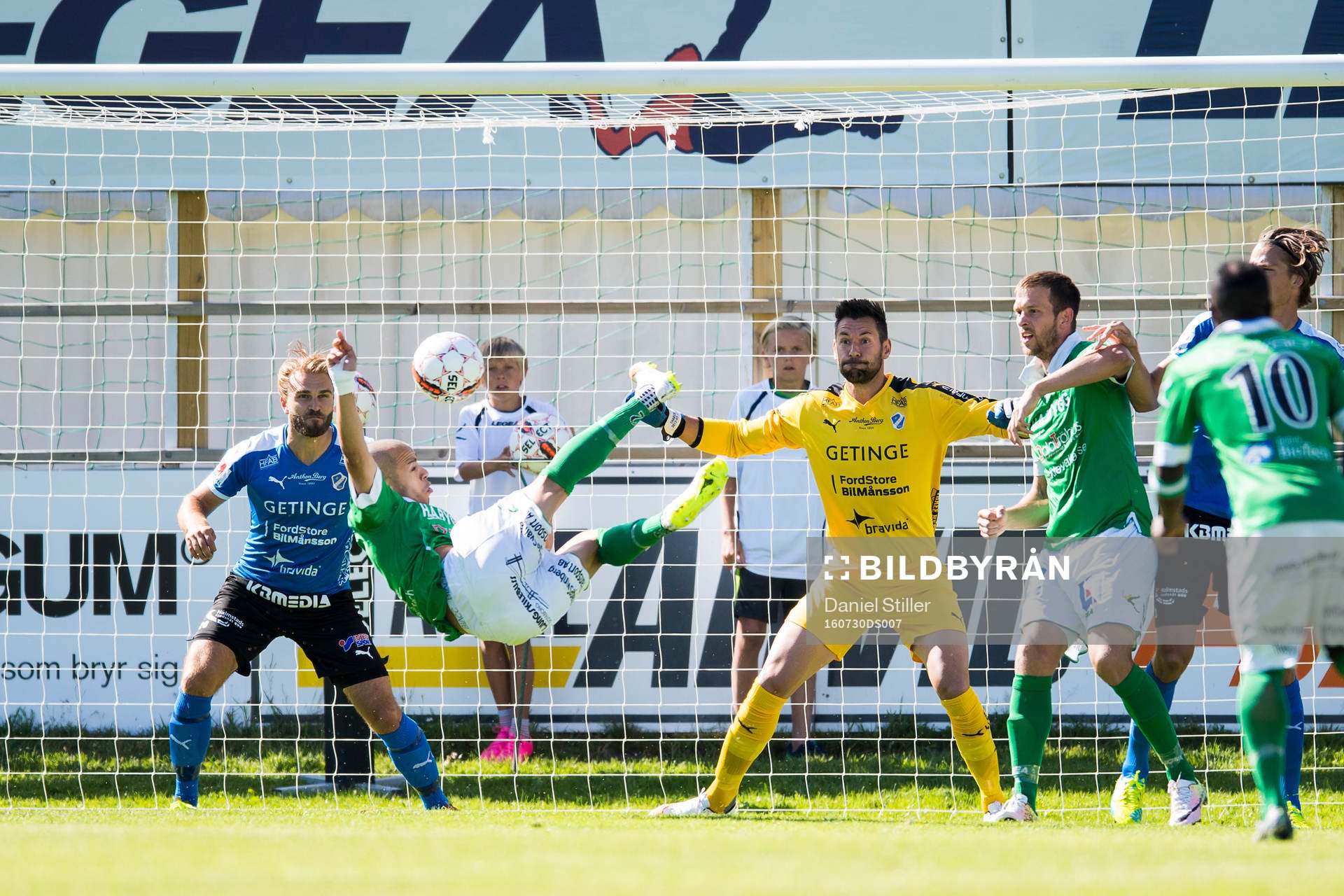 Ljungskiles Ahmed El-Amrani testar skot mot Halmstads