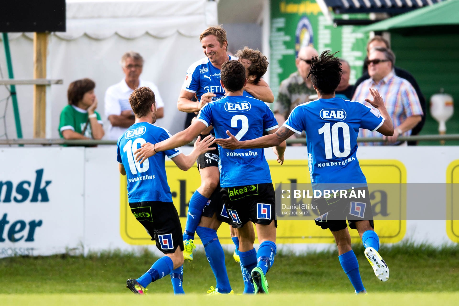 Halmstad jublar efter att Fredrik Olsson gjort 0-1 under fotbollsmatchen i Superettan mellan Ljungskile och Halmstad den 30 juli 2016 i Ljungskile.