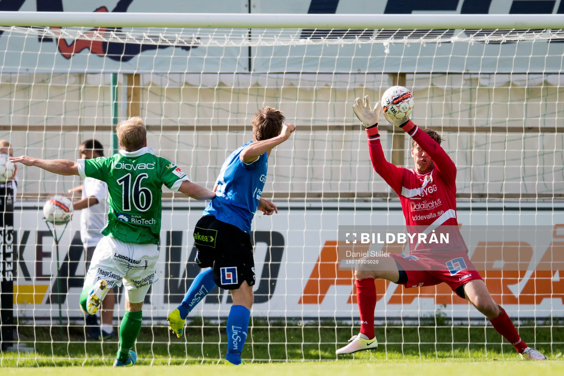 Halmstads Fredrik Olsson har ett avslut som Ljungskiles målvakt August Strömberg räddar under fotbollsmatchen i Superettan mellan Ljungskile och Halmstad den 30 juli 2016 i Ljungskile.