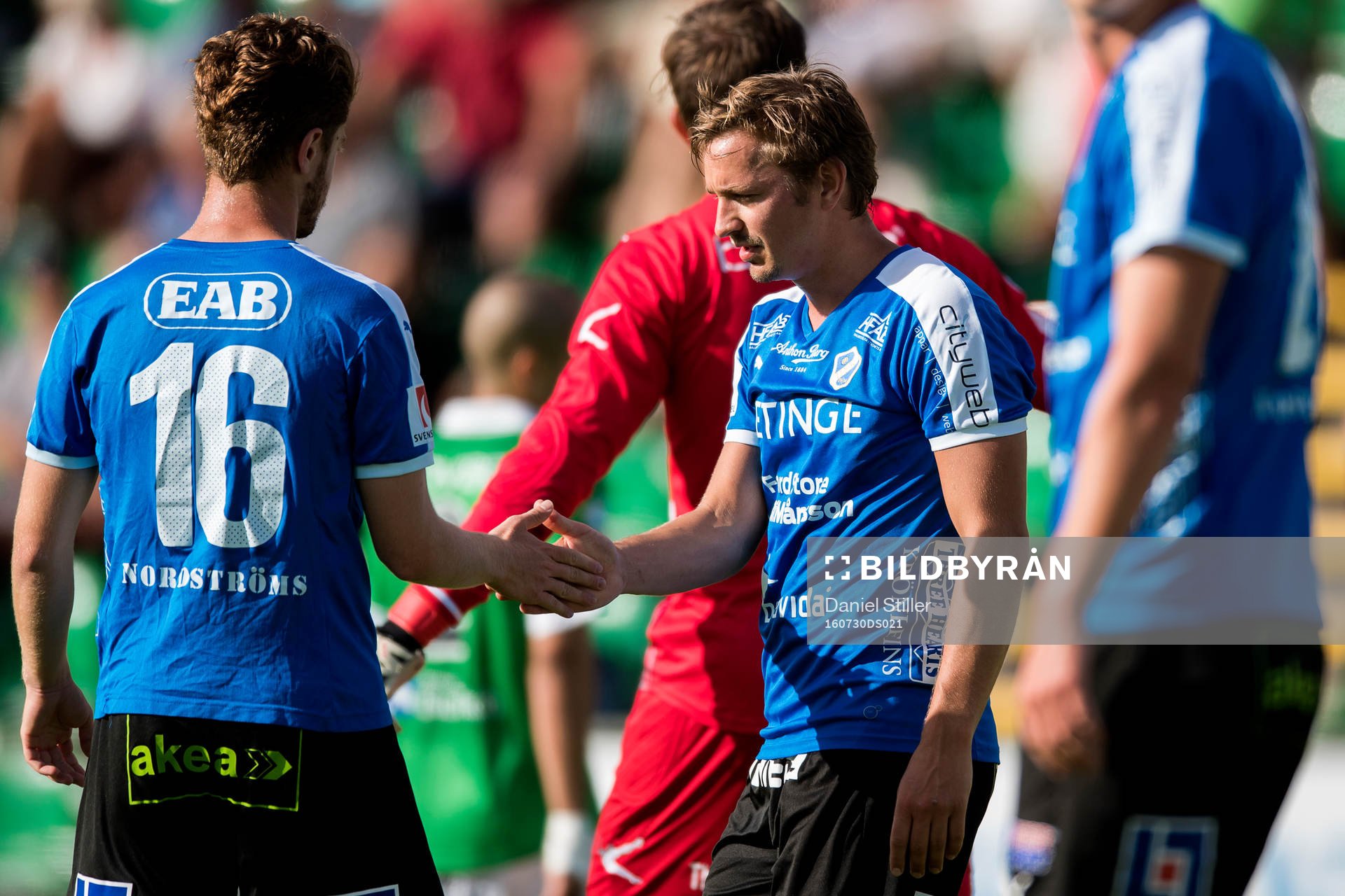 Halmstads Rebin Asaad tackar Fredrik Olsson efter fotbollsmatchen i Superettan mellan Ljungskile och Halmstad den 30 juli 2016 i Ljungskile.