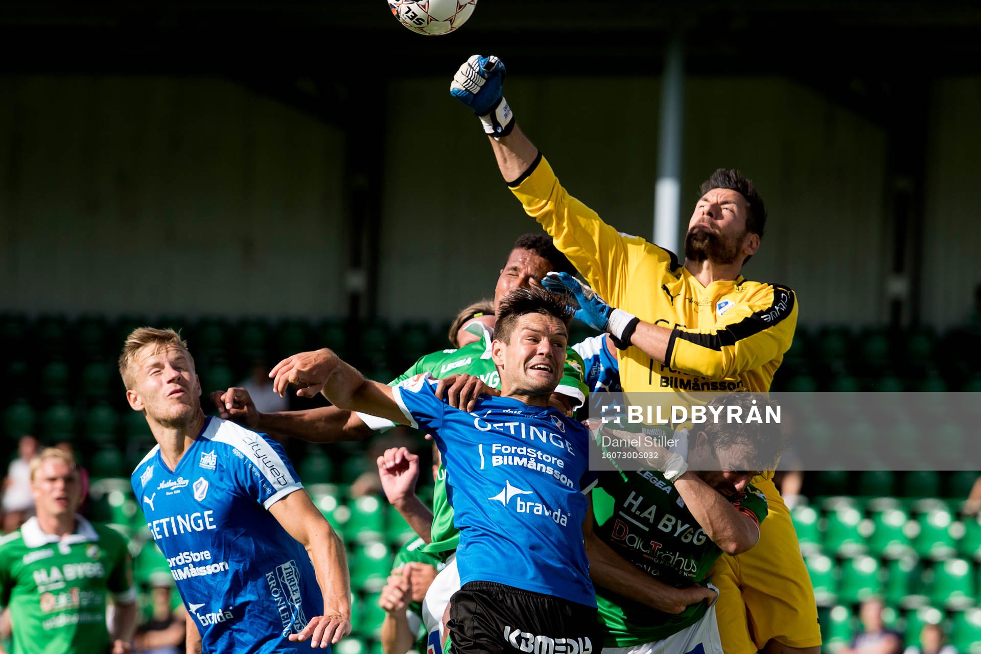 Halmstads Ivo Pekalski och målvakt Stojan Lukic håller