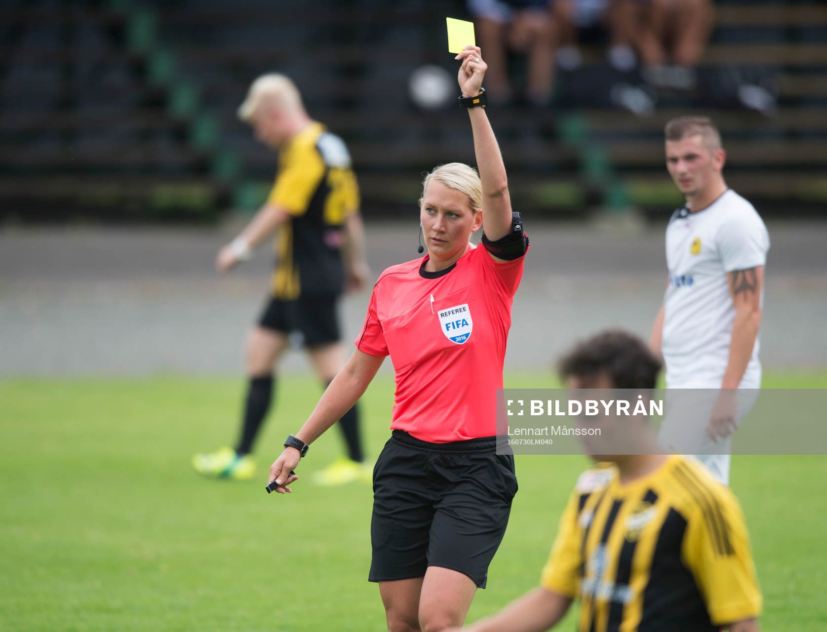 Kvinnlig domare utdelar varning i matchen i division 2