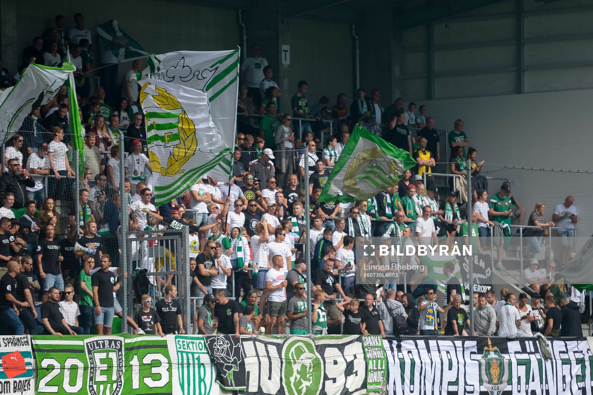 Hammarbys supportar på läktaren före fotbollsmatchen i