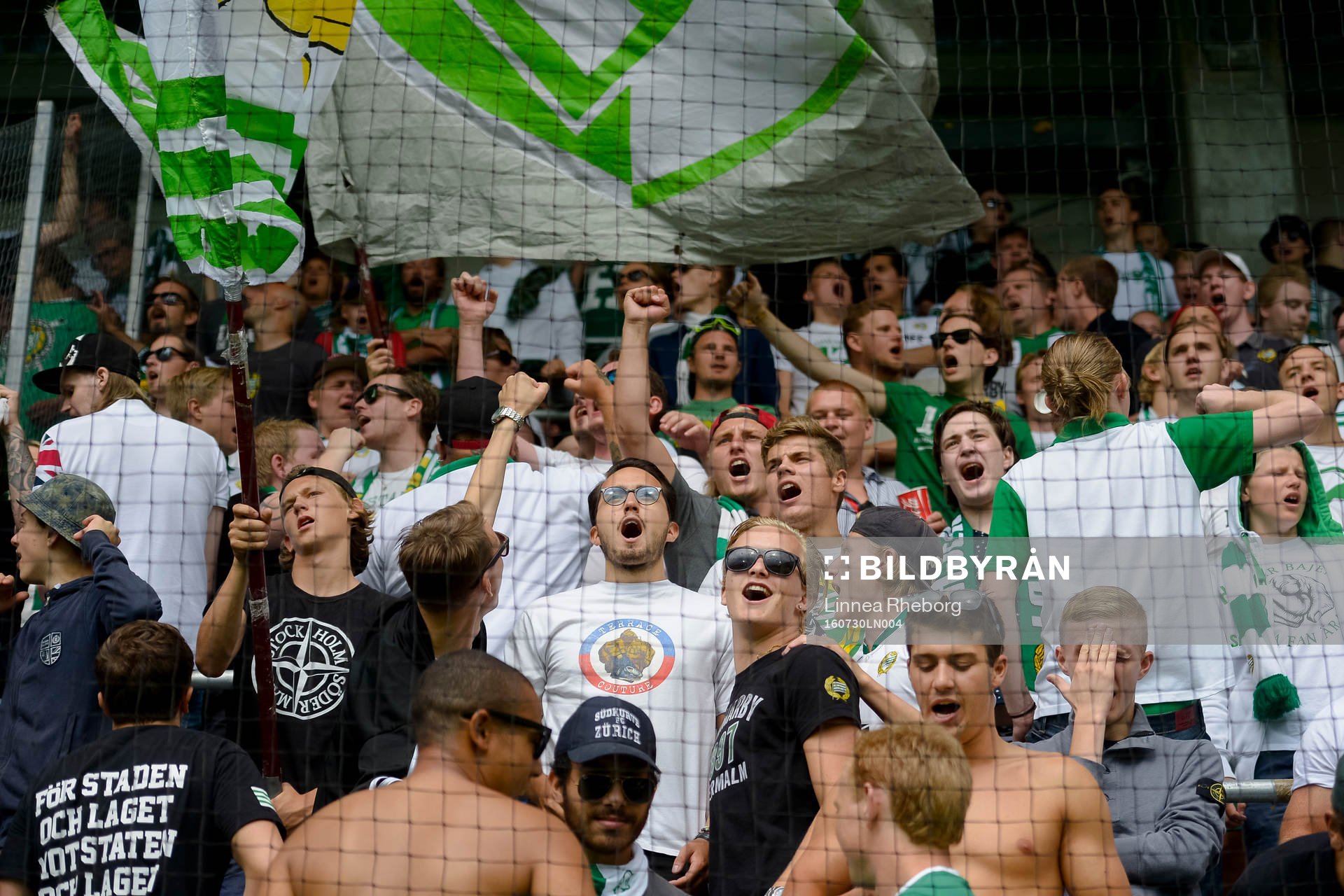 Hammarbys supportar på läktaren före fotbollsmatchen i
