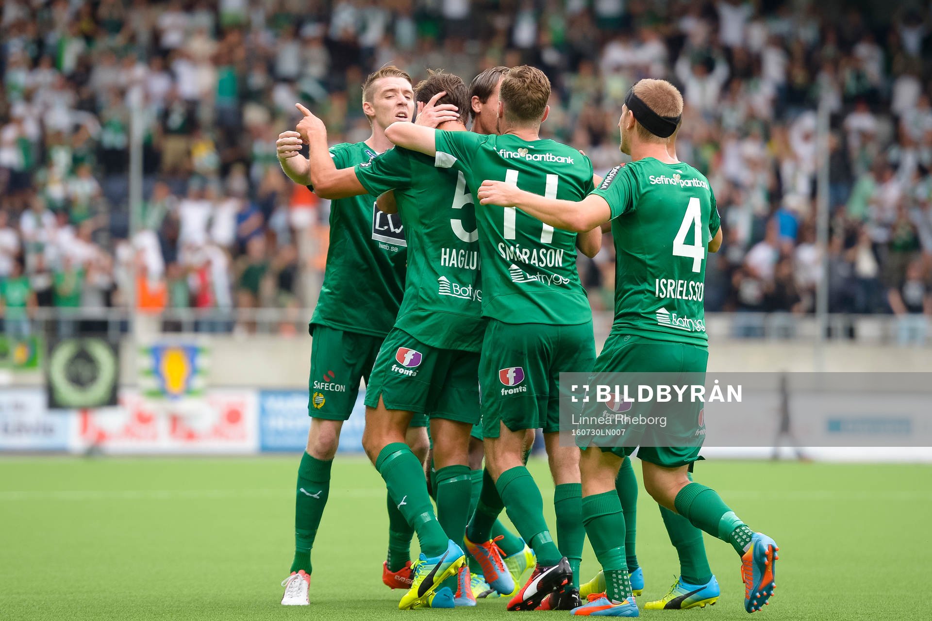 Hammarbys spelare jublar med Philip Haglund