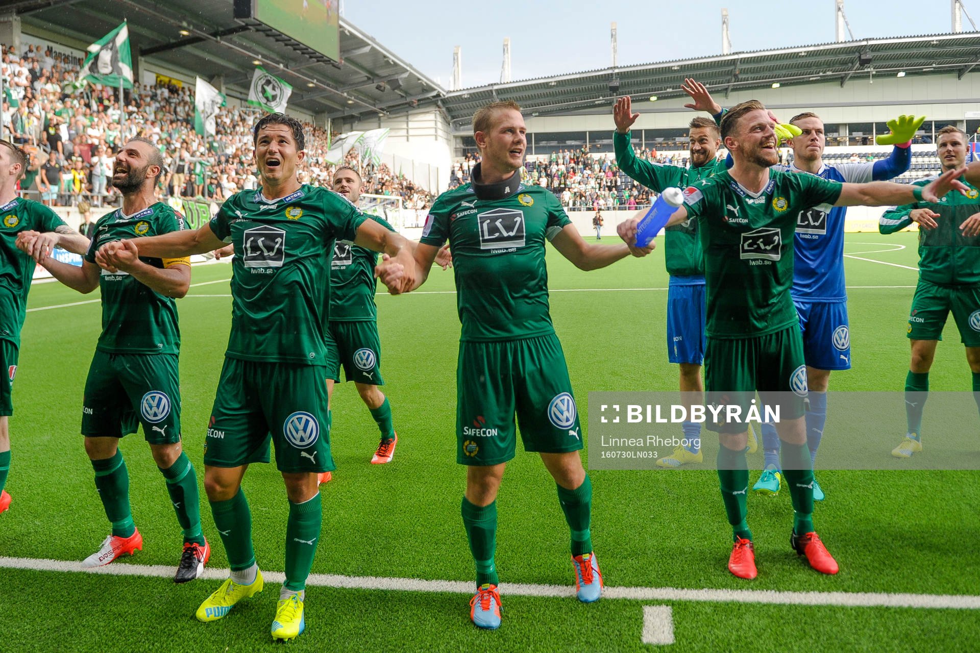 Hammarbys spelare jublar efter fotbollsmatchen i Allsvenskan mellan Gefle och Hammarby den 30 juli 2016 i Gävle. 