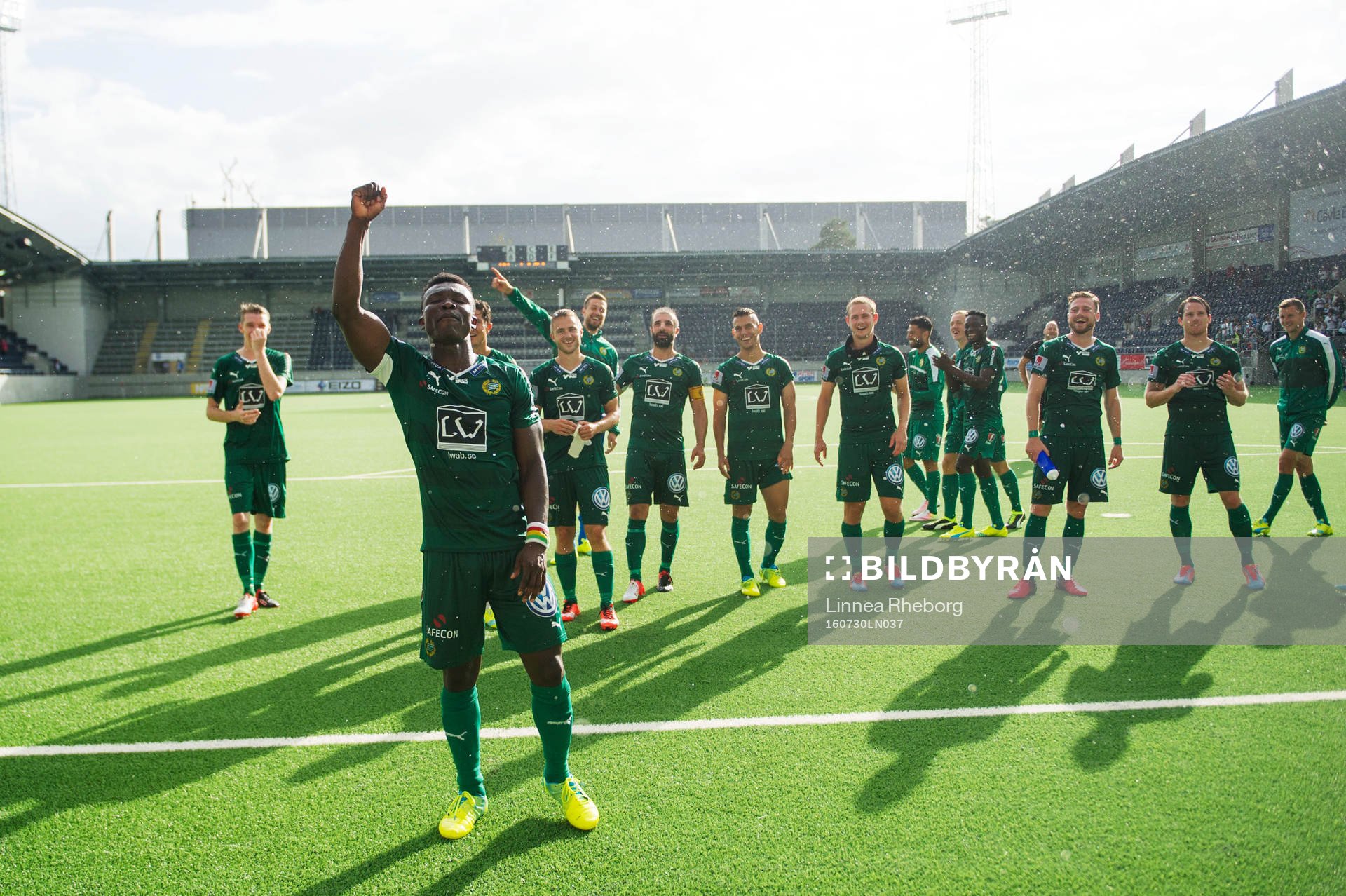 Hammarbys Joseph Aidoo leder sång efter fotbollsmatchen i Allsvenskan mellan Gefle och Hammarby den 30 juli 2016 i Gävle. 