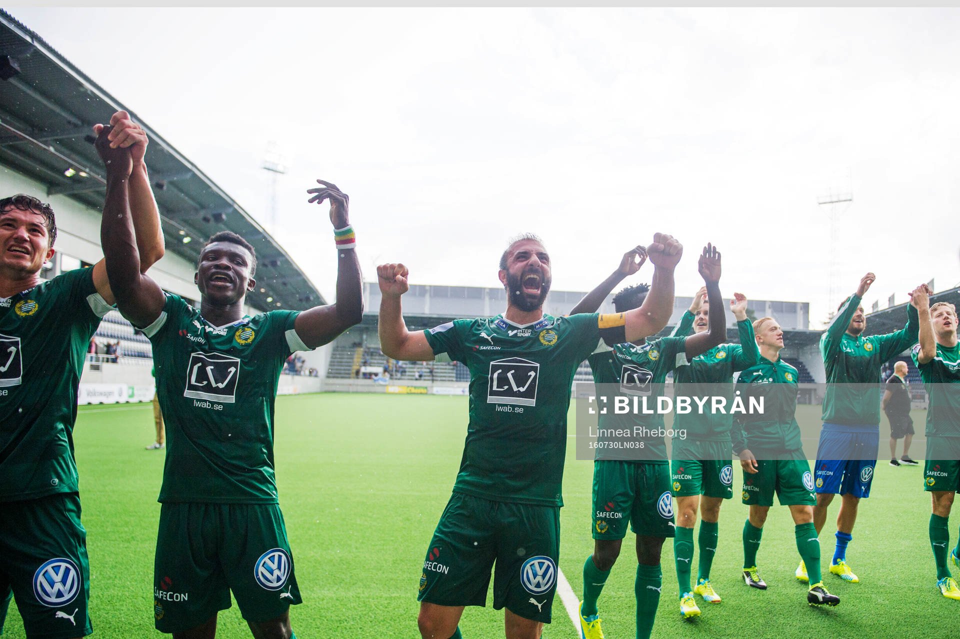 Hammarbys spelare jublar