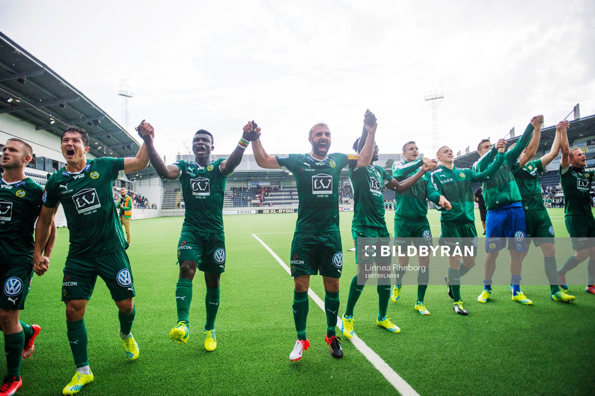 Hammarbys spelare jublar