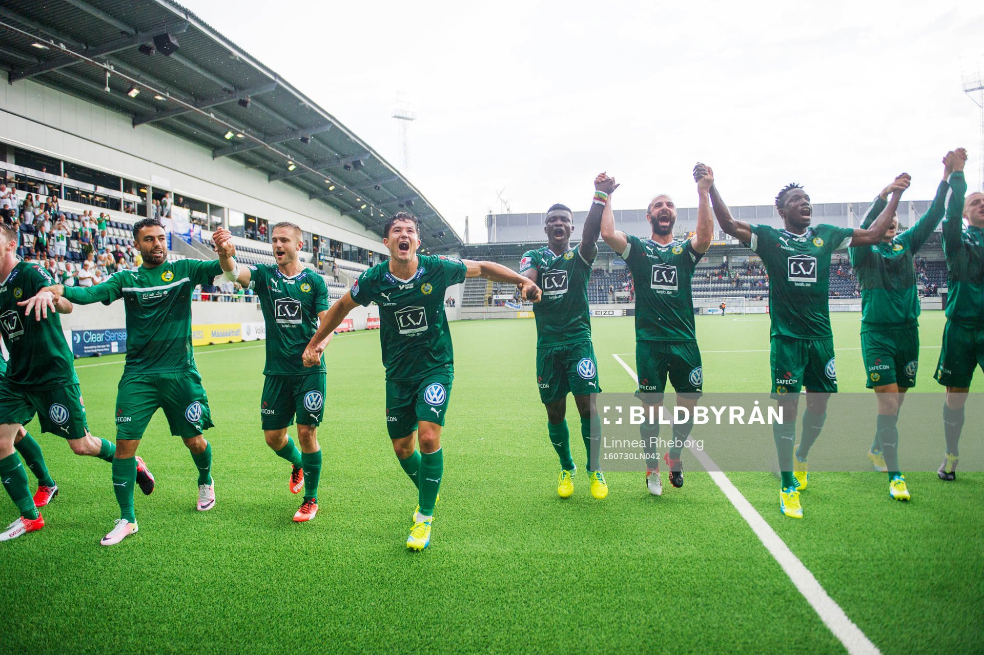 Hammarbys spelare jublar