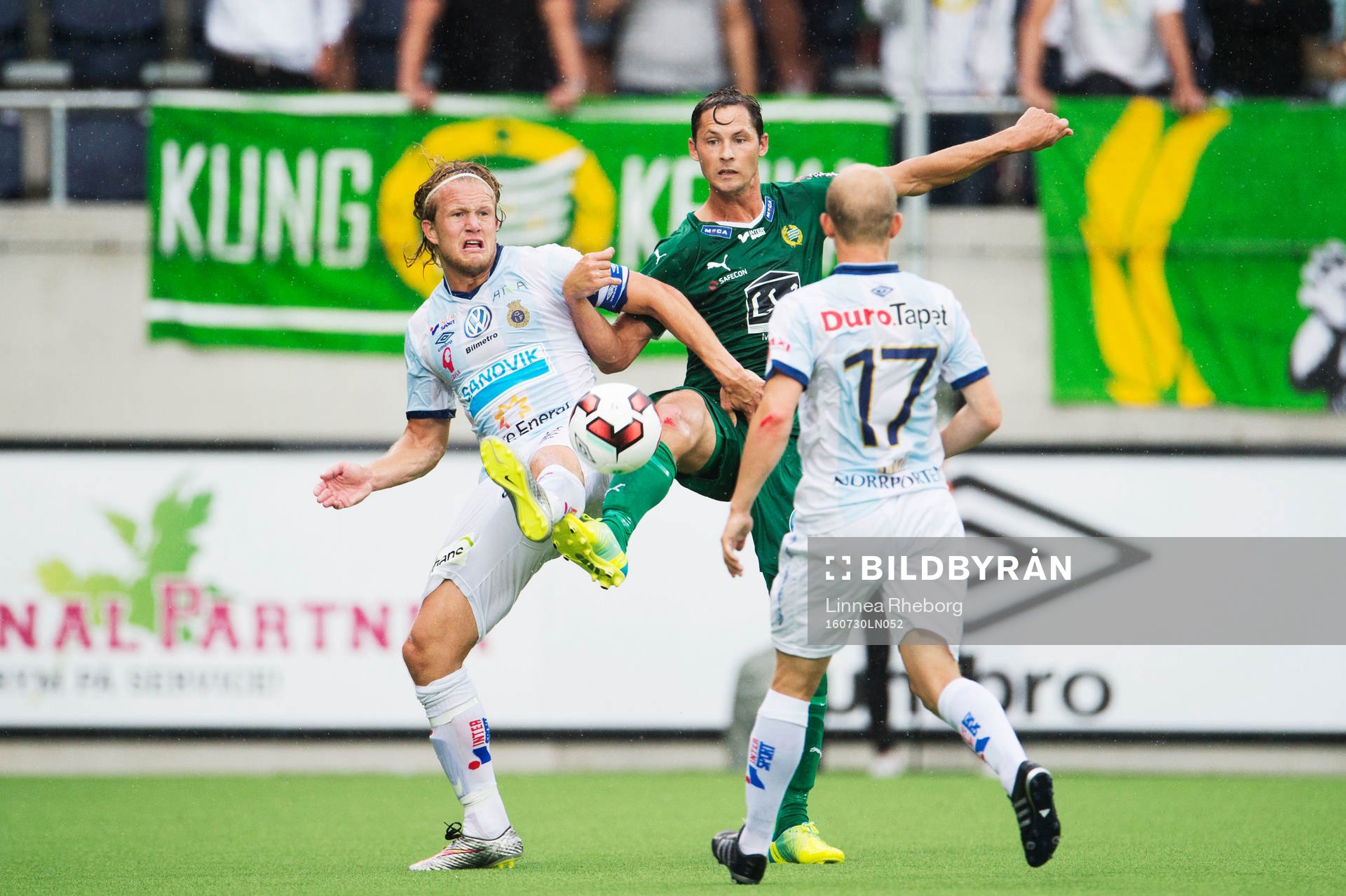 Hammarbys Philip Haglund och Gefles Anders Bååth i kamp om boll under fotbollsmatchen i Allsvenskan mellan Gefle och Hammarby den 30 juli 2016 i Gävle.