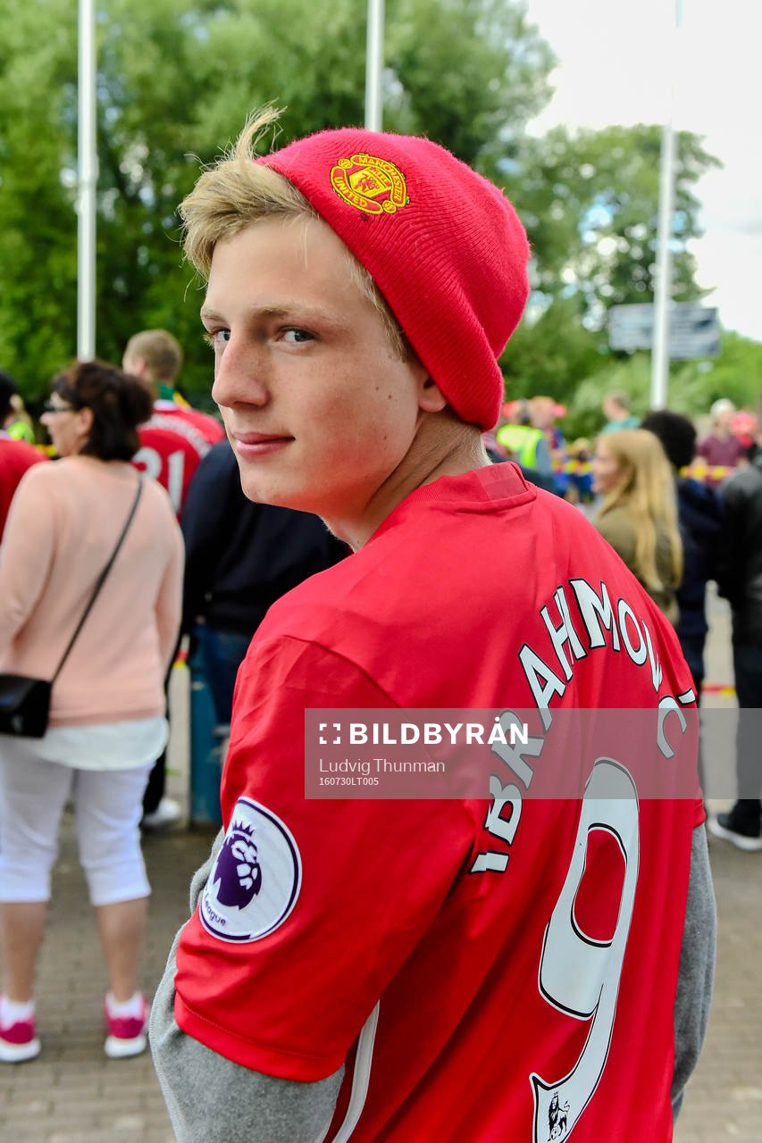 Manchester Uniteds supporter med Zlatan Ibrahimovic tröja