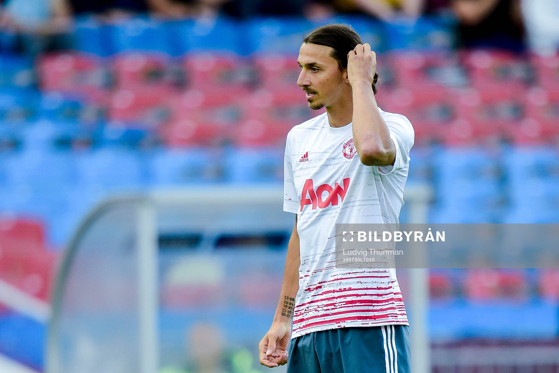 Manchester Uniteds Zlatan Ibrahimovic värmer upp före