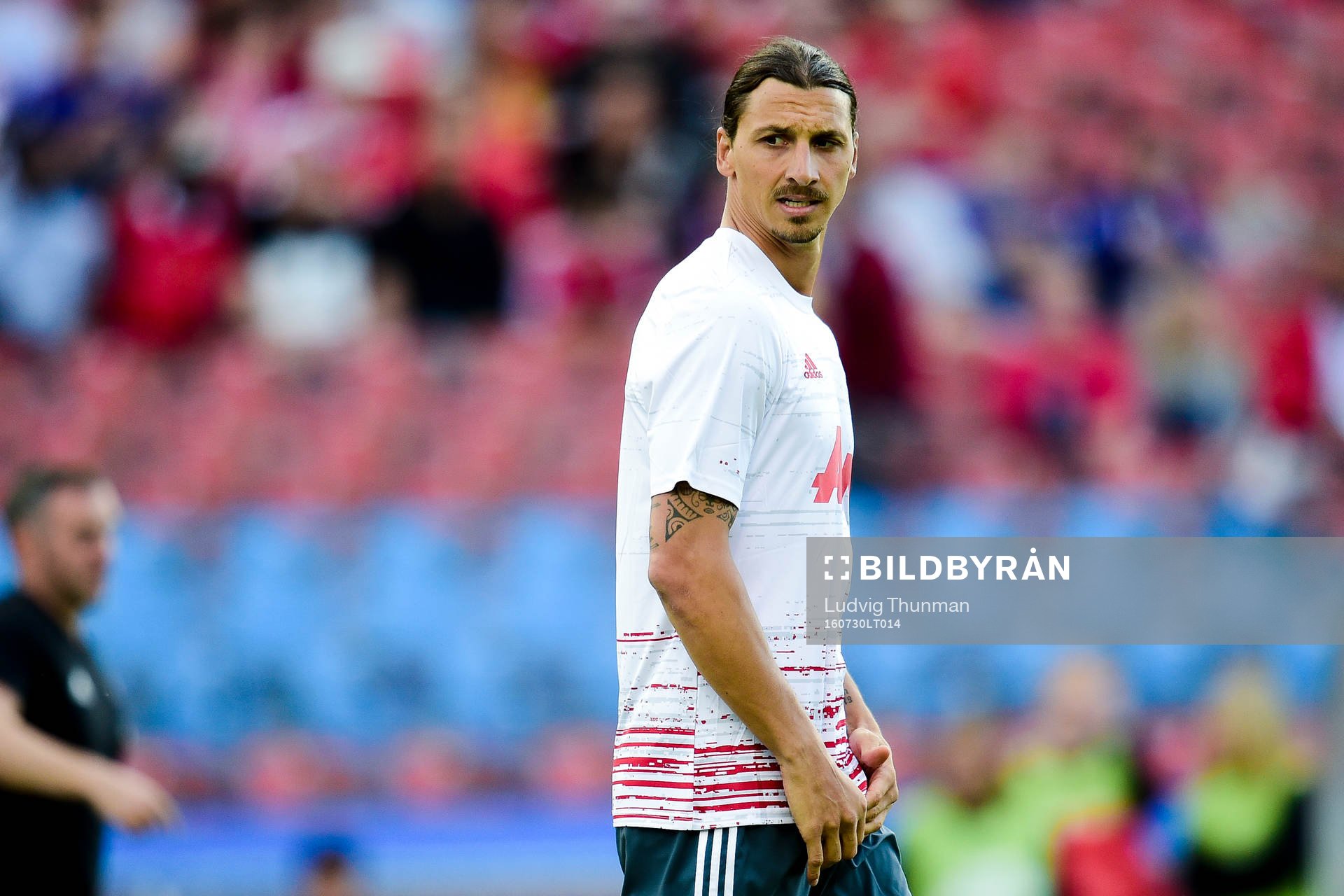 Manchester Uniteds Zlatan Ibrahimovic värmer upp före