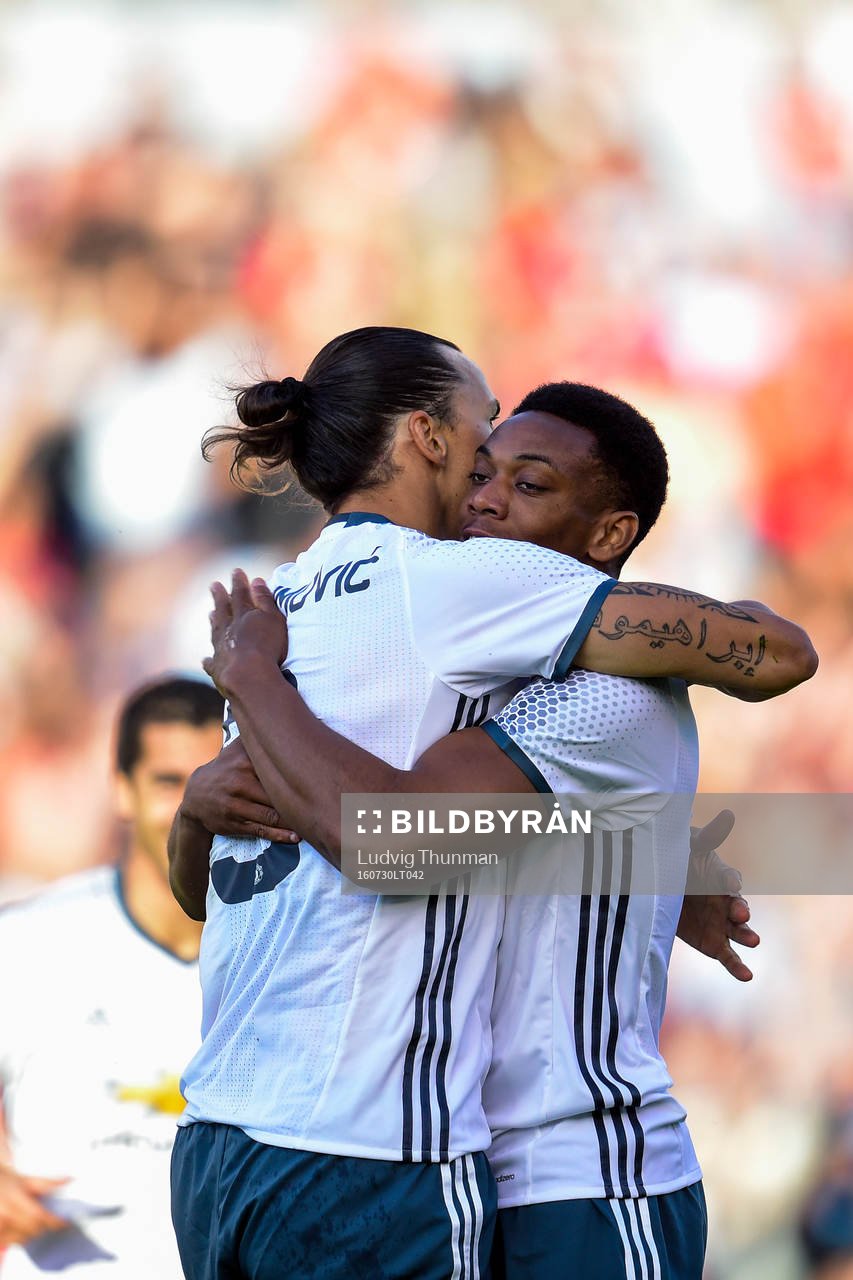 Manchester Uniteds Zlatan Ibrahimovic jublar