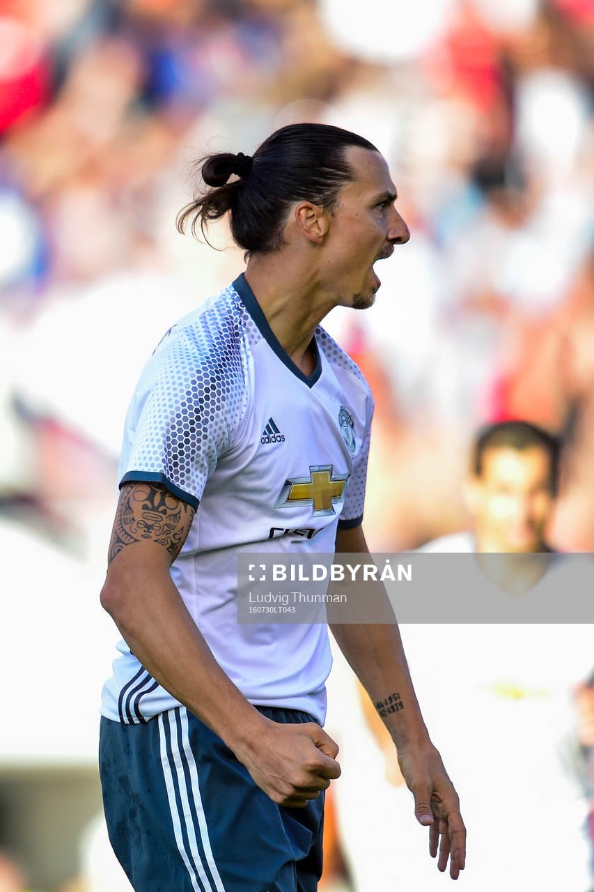 Manchester Uniteds Zlatan Ibrahimovic jublar