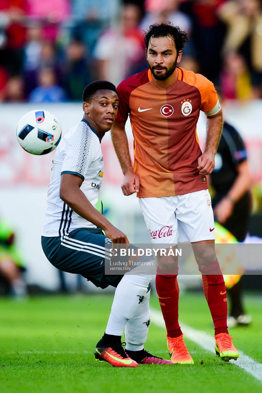 Manchester Uniteds Anthony Martial och Galatasarays Selcuk