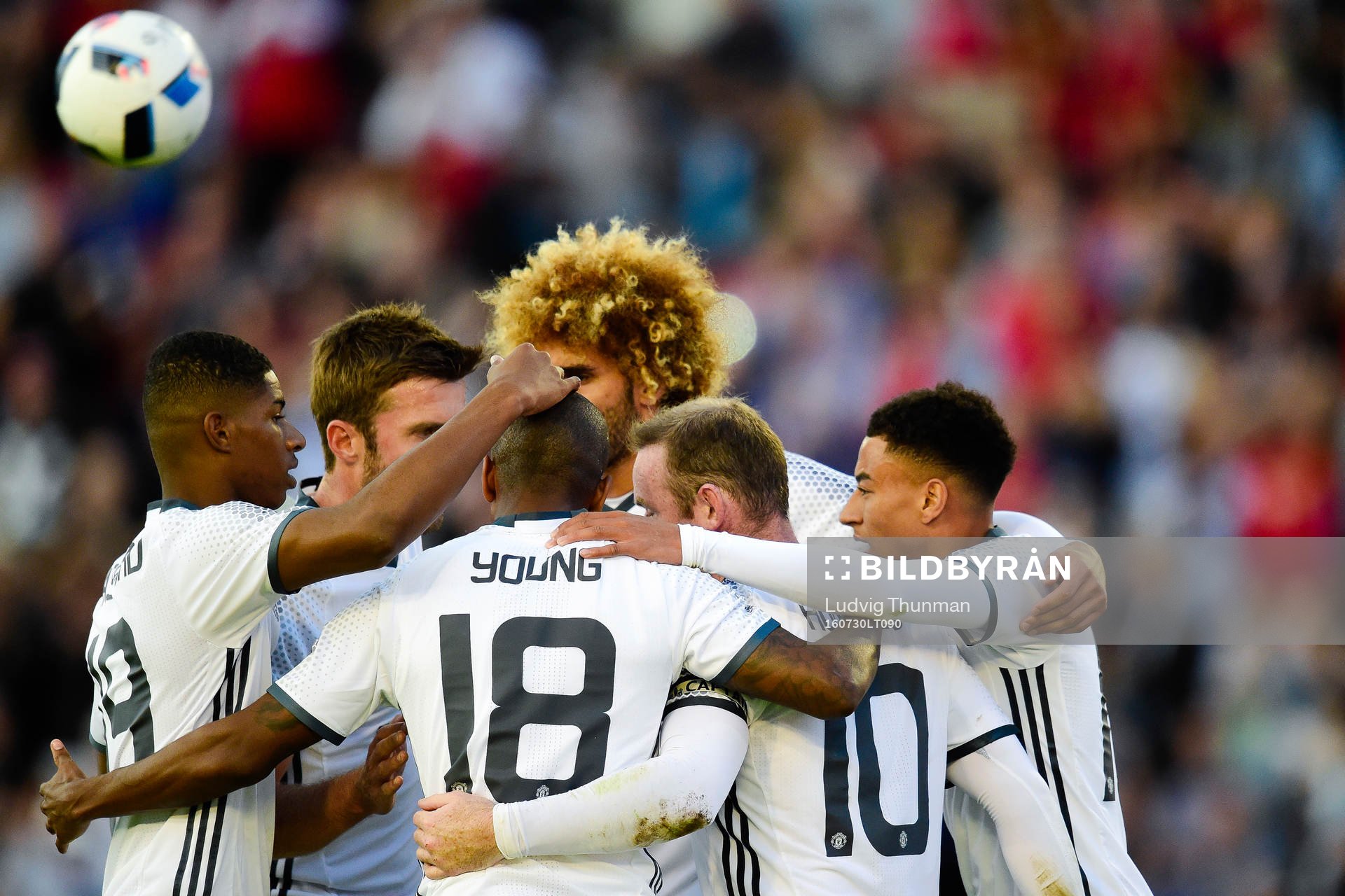 Manchester Uniteds spelare jublar