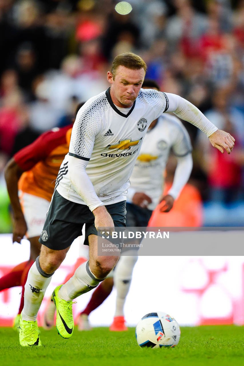 Manchester Uniteds Wayne Rooney gör 3-2 på straff