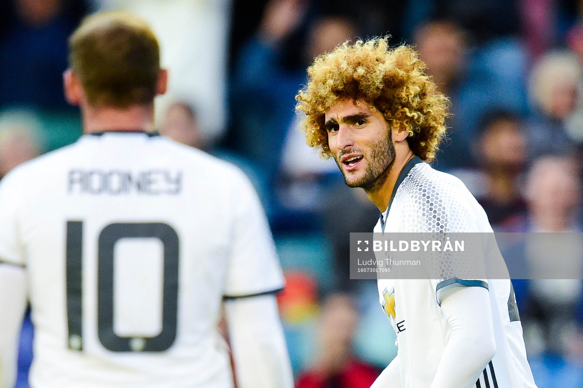 Manchester Uniteds Wayne Rooney och Marouane Fellaini jublar