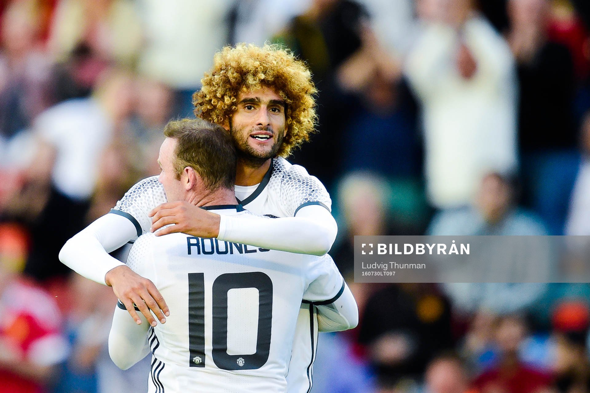 Manchester Uniteds Wayne Rooney och Marouane Fellaini jublar