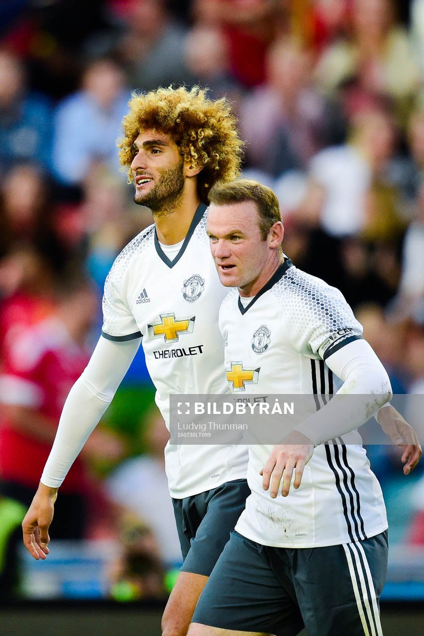 Manchester Uniteds Wayne Rooney och Marouane Fellaini jublar