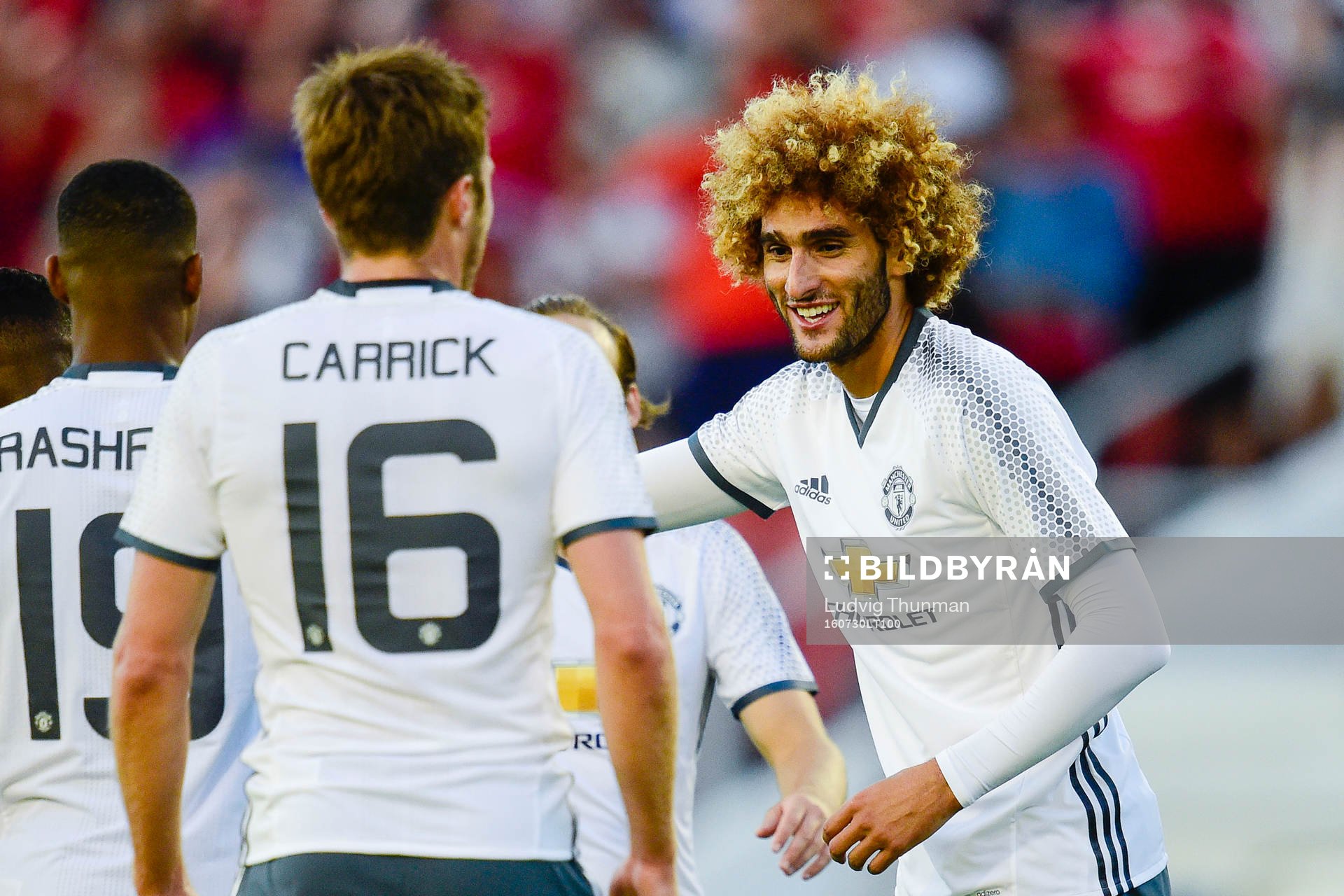 Manchester Uniteds Marouane Fellaini jublar