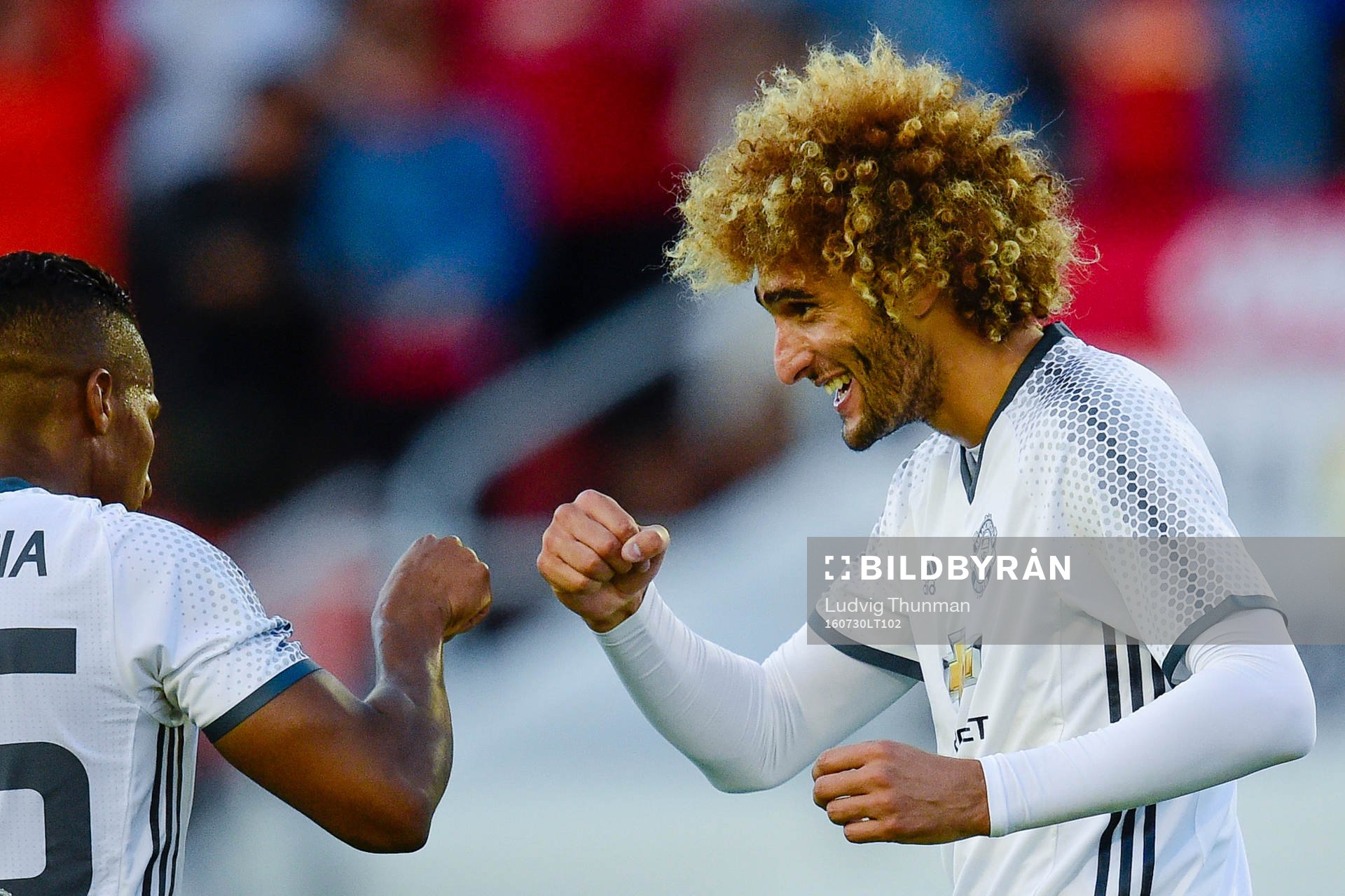Manchester Uniteds Antonio Valencia  och Marouane Fellaini