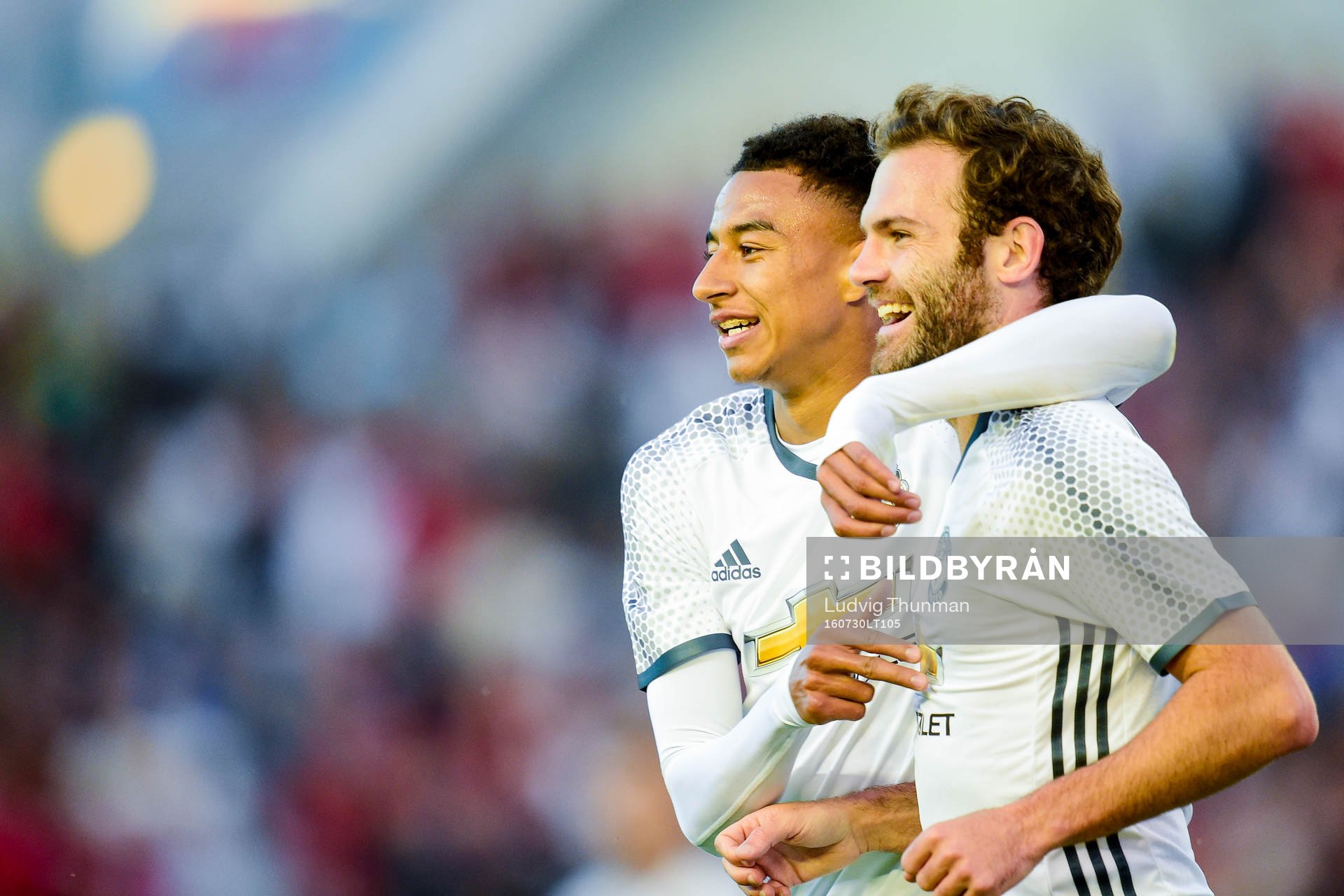 Manchester Uniteds Juan Mata och Jesse Lingard  jublar