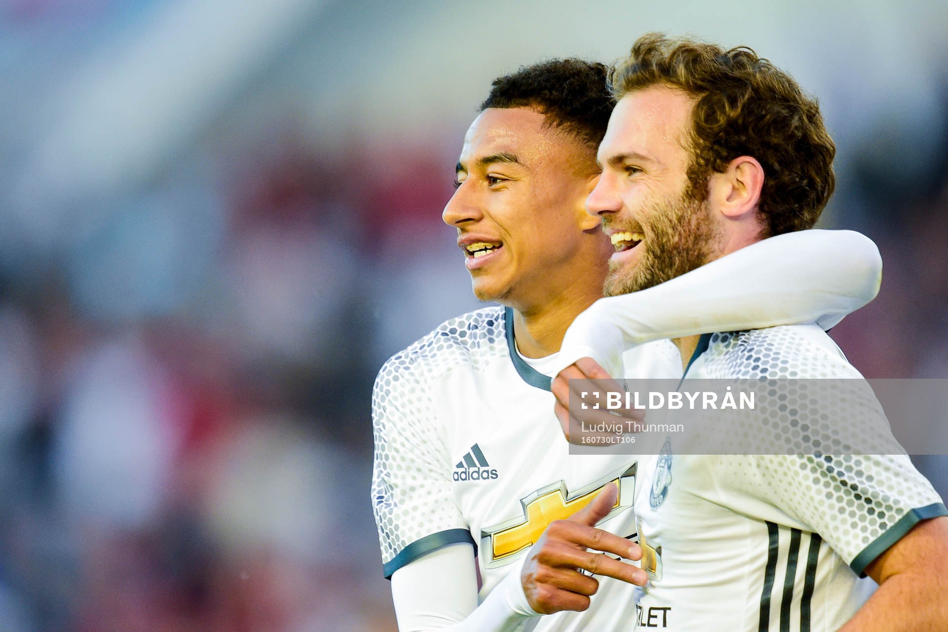 Manchester Uniteds Juan Mata och Jesse Lingard  jublar