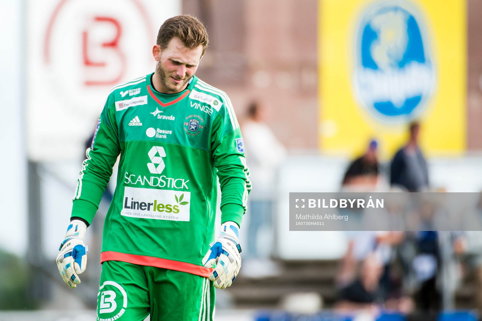 Ängelholms målvakt Carl Lindell deppar