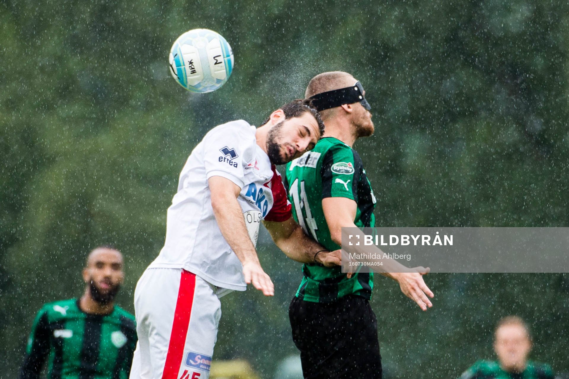 Assyriskas Mattias Ucar och Högaborgs Markus Liuba i nickduell under fotbollsmatchen i Division 2 Västra Götaland mellan Högaborg och Assyriska BK den 29 juli 2016 i Helsingborg.