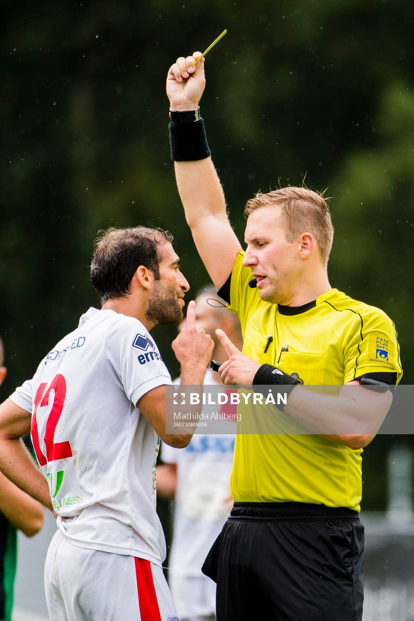 Assyriskas Yadid Staifo i diskussion med domaren under fotbollsmatchen i Division 2 Västra Götaland mellan Högaborg och Assyriska BK den 29 juli 2016 i Helsingborg.