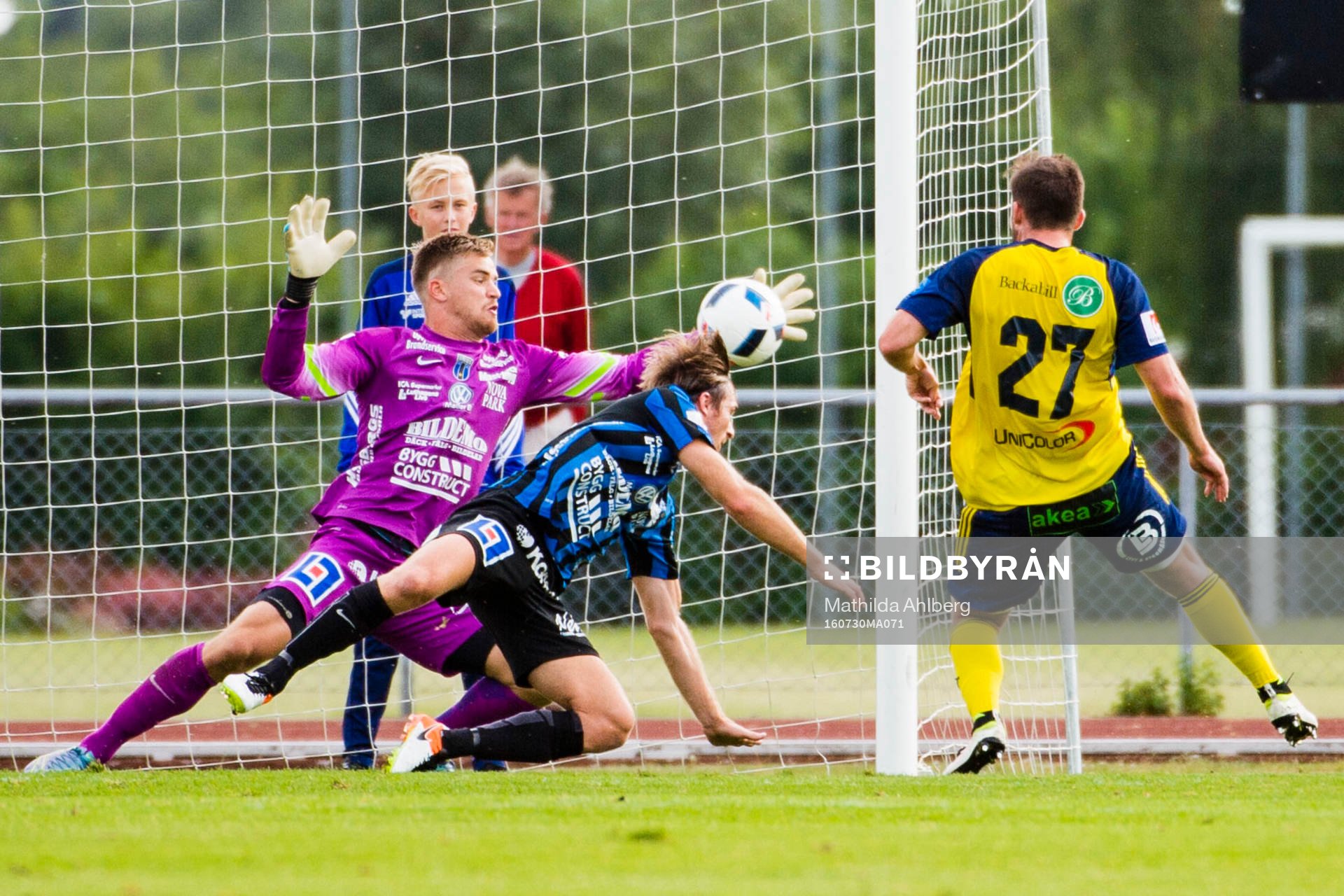 Sirius målvakt Lukas Jonsson räddar skott från