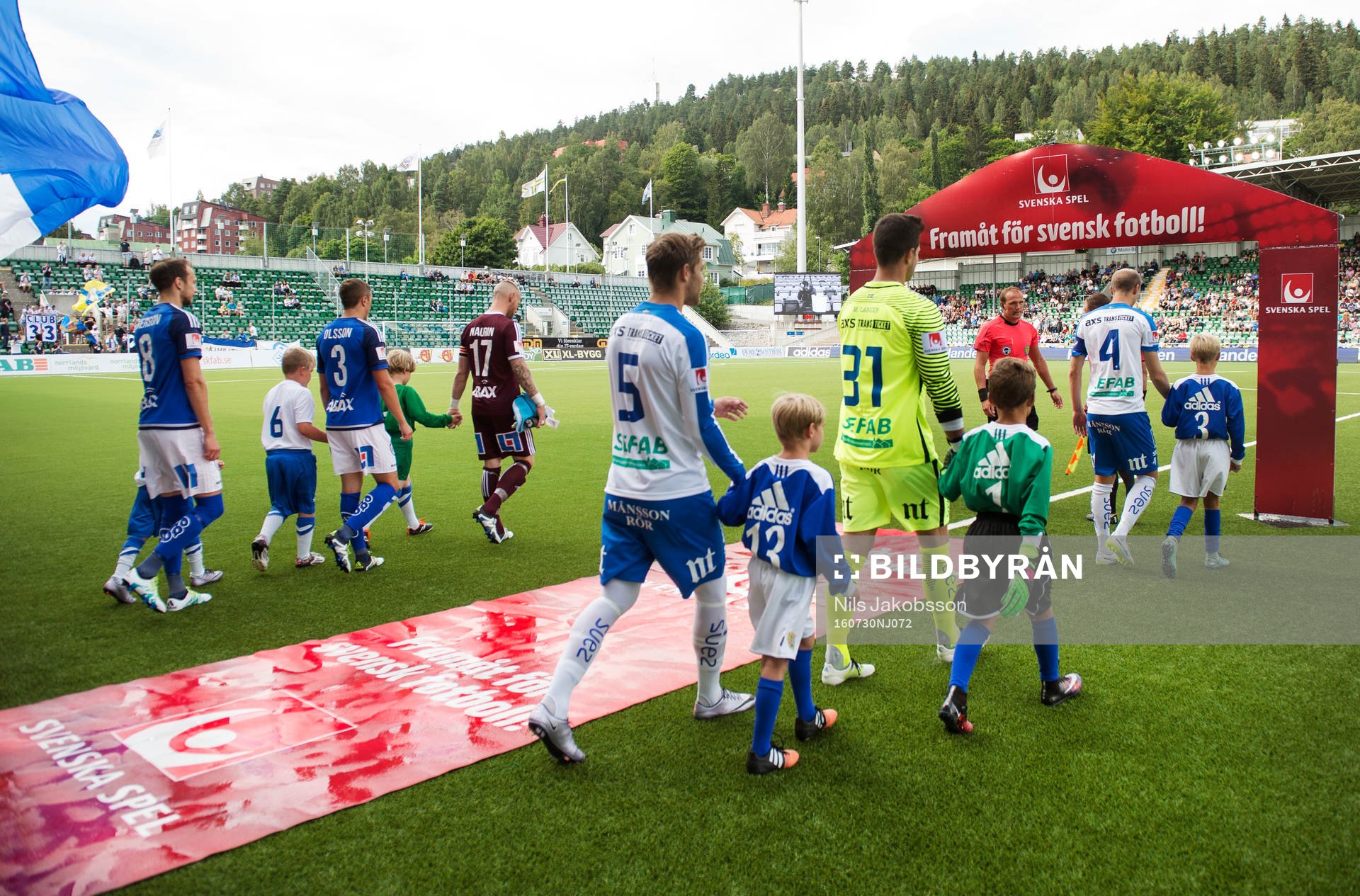 Spelarna marscherar in innan fotbollsmatchen i Allsvenskan