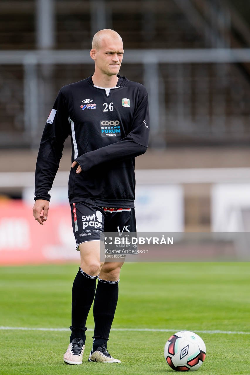 Varbergs Viktor Nilsson före fotbollsmatchen i Superettan