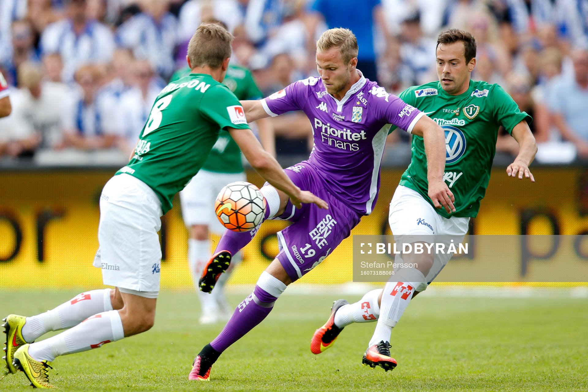 IFK Göteborgs Gustav Engvall i kamp mot Jönköpings