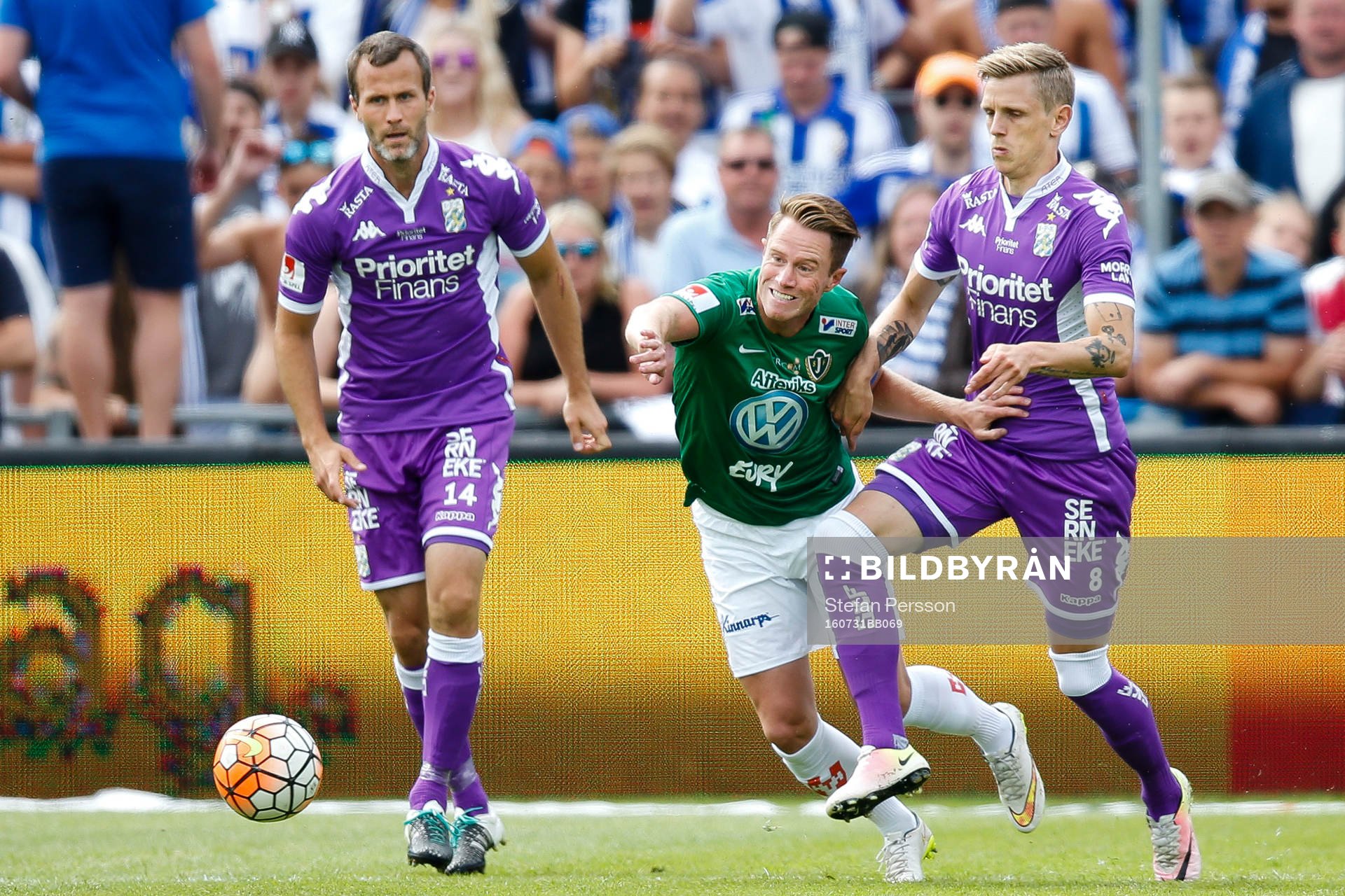 IFK Göteborgs Hjalmar Jonsson och Sören Rieks i kamp mot Jönköpings Tommy Thelin under fotbollsmatchen i Allsvenskan mellan Jönköping och IFK Göteborg den 31 juli 2016 i Jönköping.