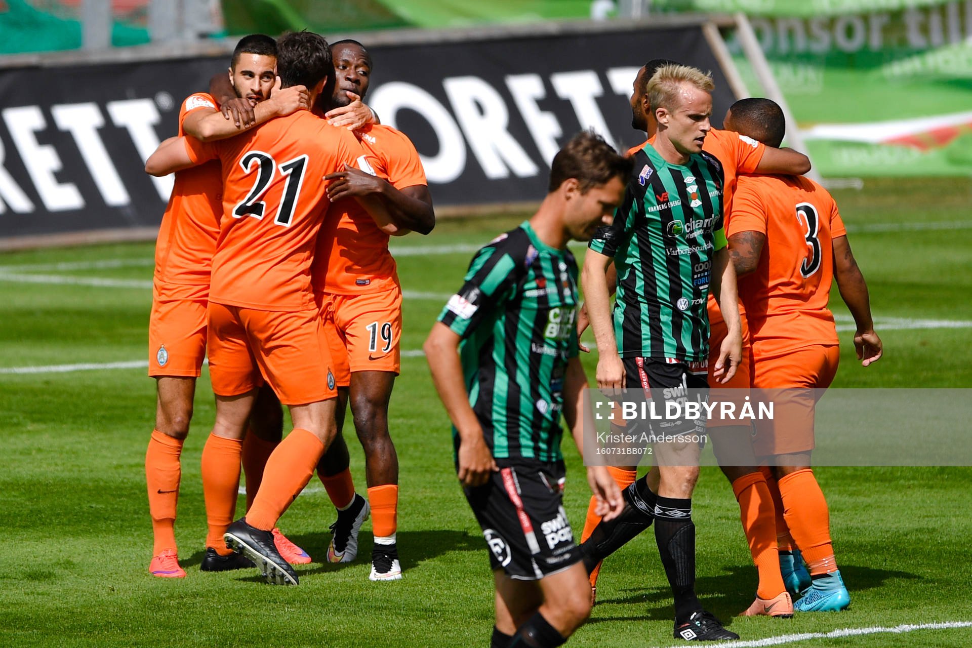 Athletics spelare jublar efter 0-1 av Sasa Matic under fotbollsmatchen i Superettan mellan Varberg och AFC United den 31 juli 2016 i Varberg.