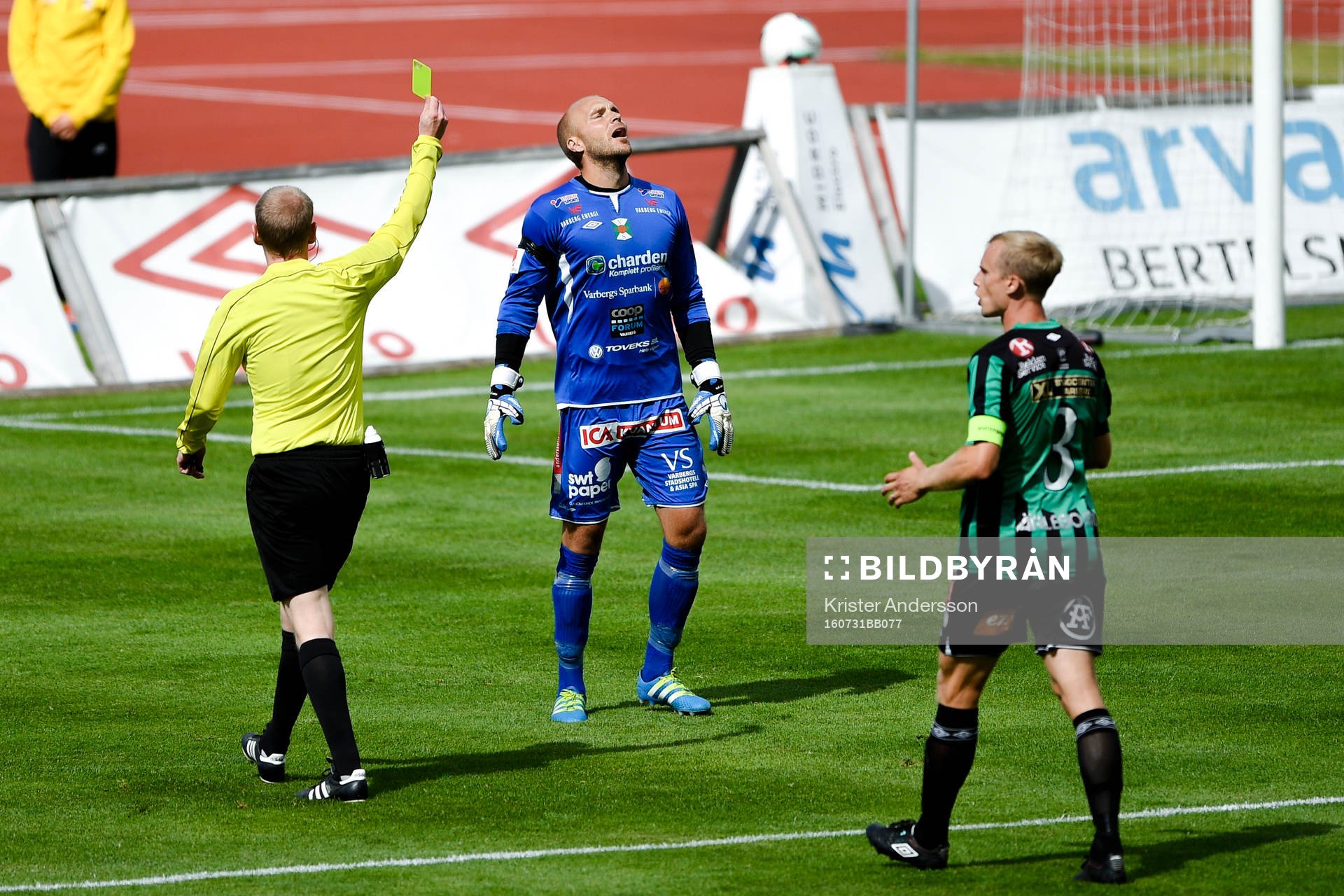 Varbergs målvakt Peter Dahlberg får en varning vilket